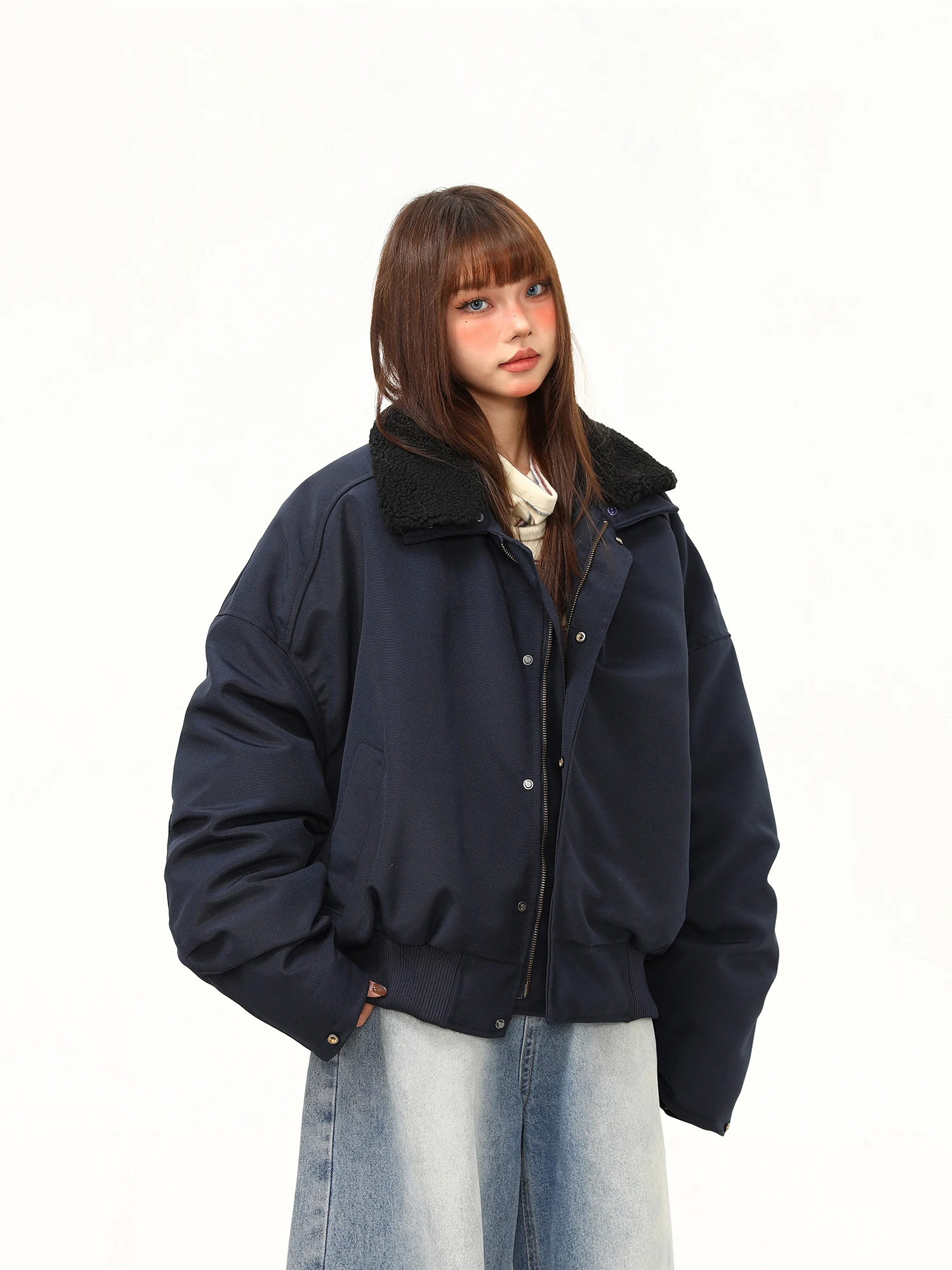 Женская зимняя куртка-пилот в американском ретро-стиле из хлопка с отстегивающимся меховым воротником, свободного кроя, модная уличная одежда из хлопка
Женская зимняя куртка-пилот в американском ретро-стиле из хлопка с отстегивающимся меховым воротником, свободного кроя, модная уличная одежда из хлопка