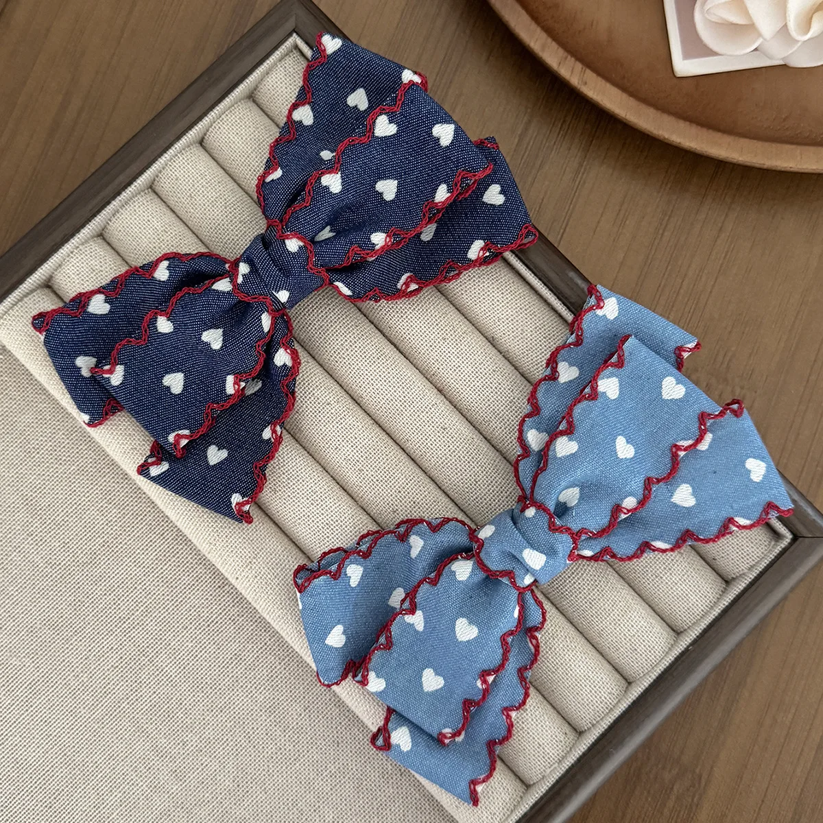 30 PCS/Lot, 4.33” Red Edged Heart Print Denim Ribbon Bow Hair Clips For Children Girls Hair Accessories
30 PCS/Lot, 4.33” Red Edged Heart Print Denim Ribbon Bow Hair Clips For Children Girls Hair Accessories
