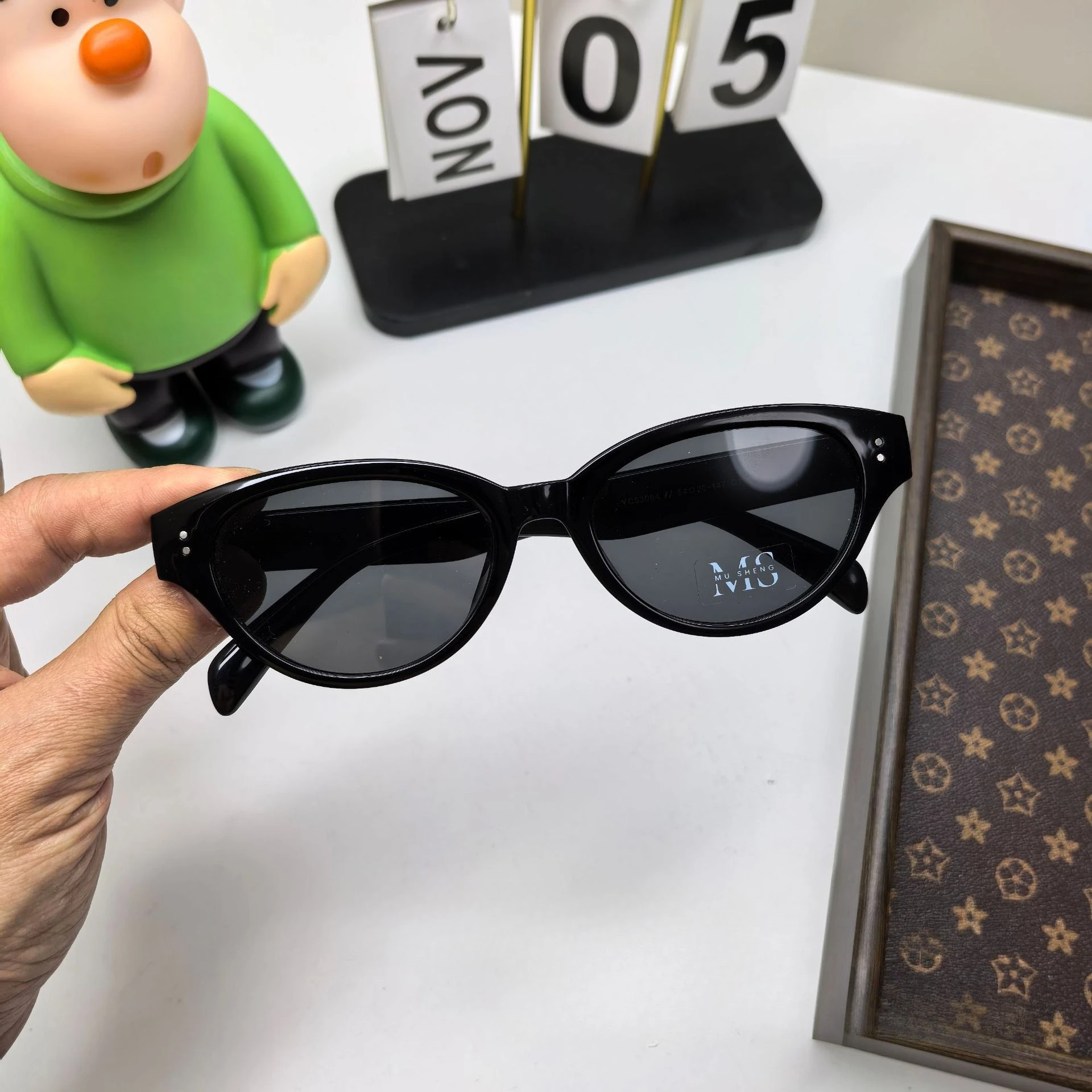 2025 Retro Black Sunglasses Women, Cat Eye Round Face Thin High-End TR Polarized UV400 Fashion Trend Street Shot Shades
2025 Retro Black Sunglasses Women, Cat Eye Round Face Thin High-End TR Polarized UV400 Fashion Trend Street Shot Shades