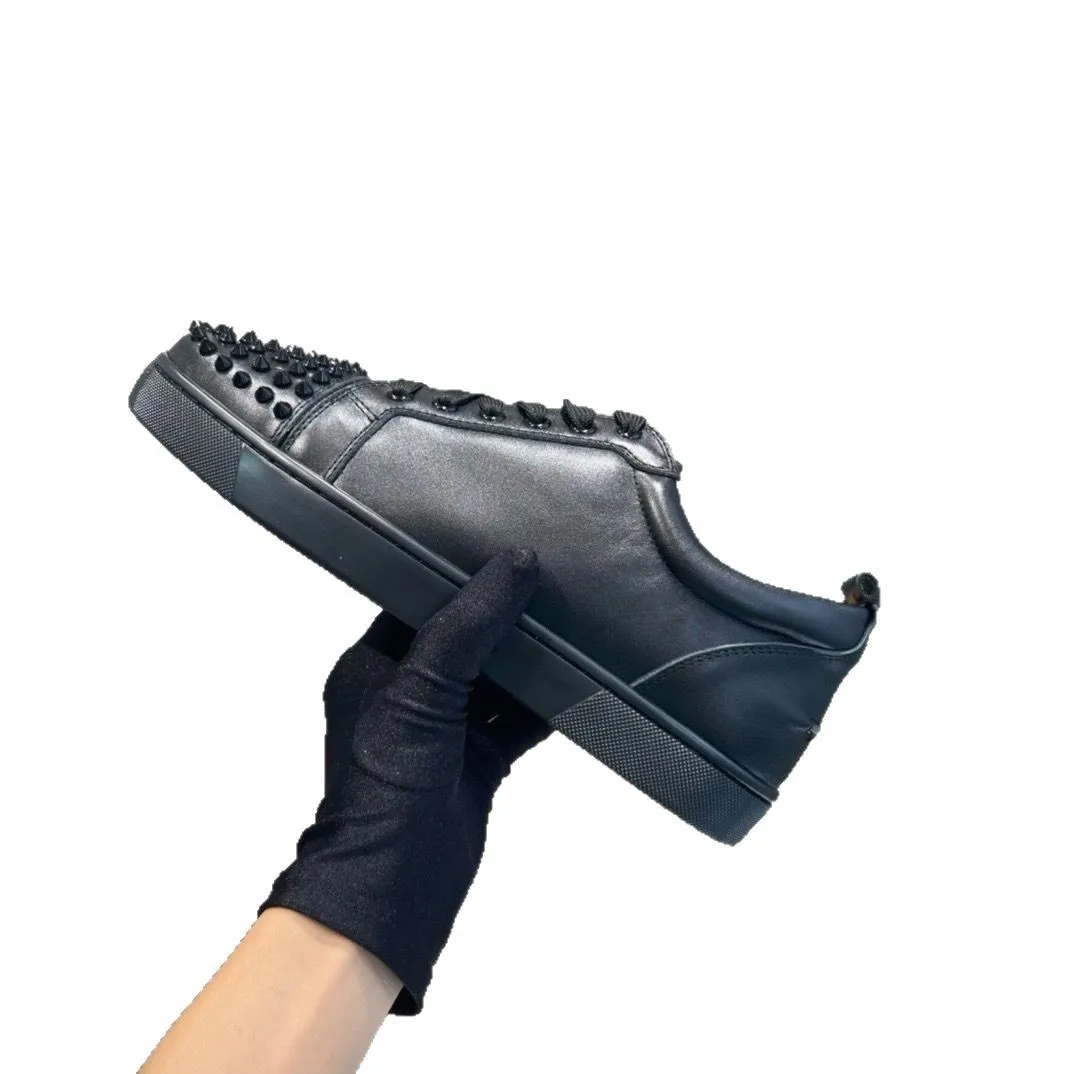 Новинка 2025 года, мужские и женские красные туфли High Street CL, удобная дышащая мужская обувь на плоской подошве с заклепками, повседневная обувь для пар
Новинка 2025 года, мужские и женские красные туфли High Street CL, удобная дышащая мужская обувь на плоской подошве с заклепками, повседневная обувь для пар