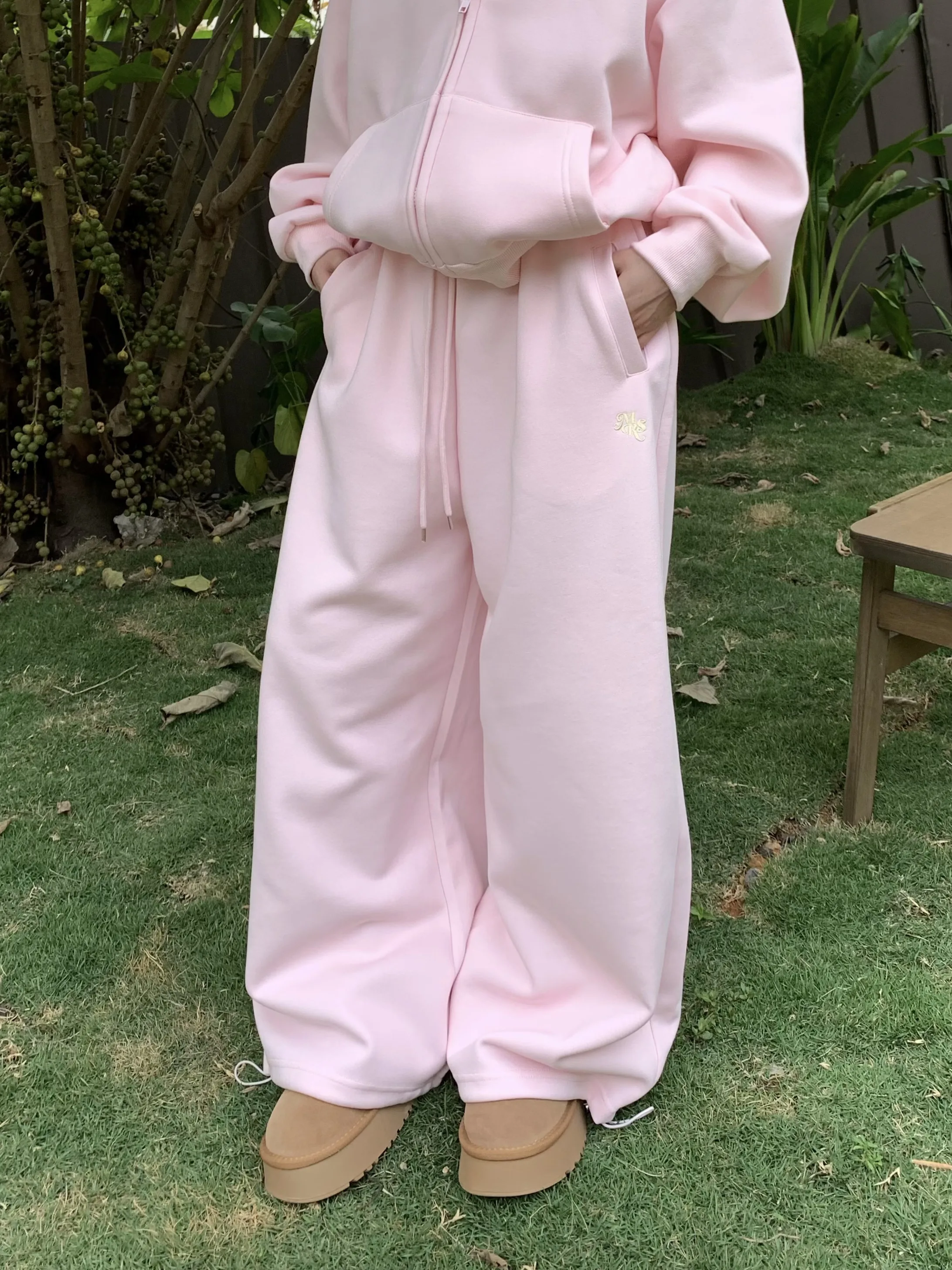 Повседневные американские розовые широкие брюки-джоггеры с завязками для женщин: свободные, универсальные, удобные, длинные, в расслабленном стиле
Повседневные американские розовые широкие брюки-джоггеры с завязками для женщин: свободные, универсальные, удобные, длинные, в расслабленном стиле