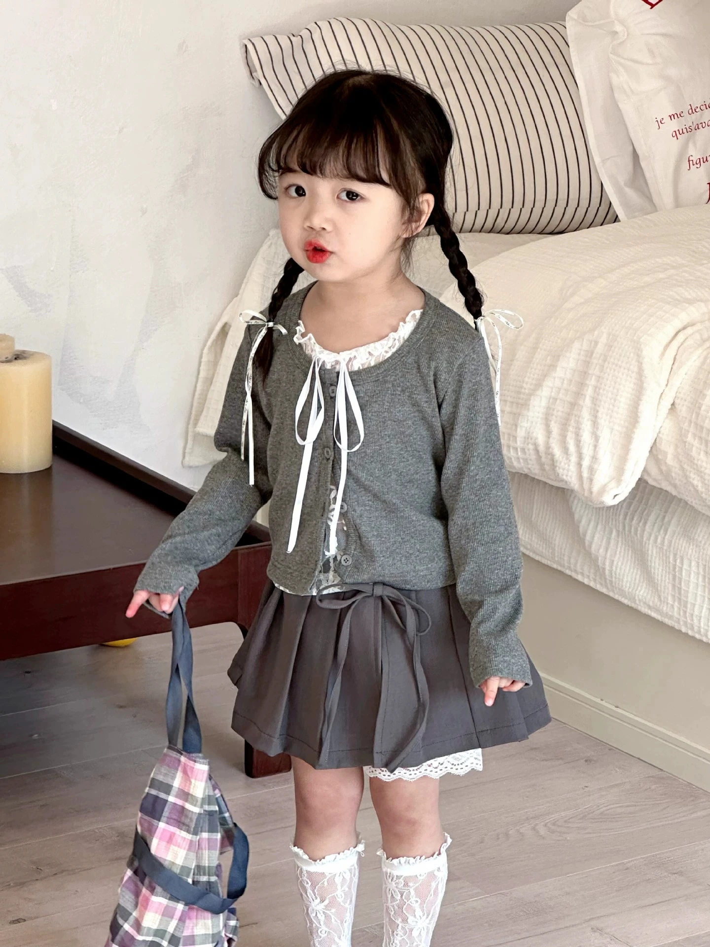 2025 Spring and Autumn New Girls Ruffled Edge Bow Sweet and Cute Solid Fake Two Piece Bottom Shirt Top
2025 Spring and Autumn New Girls Ruffled Edge Bow Sweet and Cute Solid Fake Two Piece Bottom Shirt Top