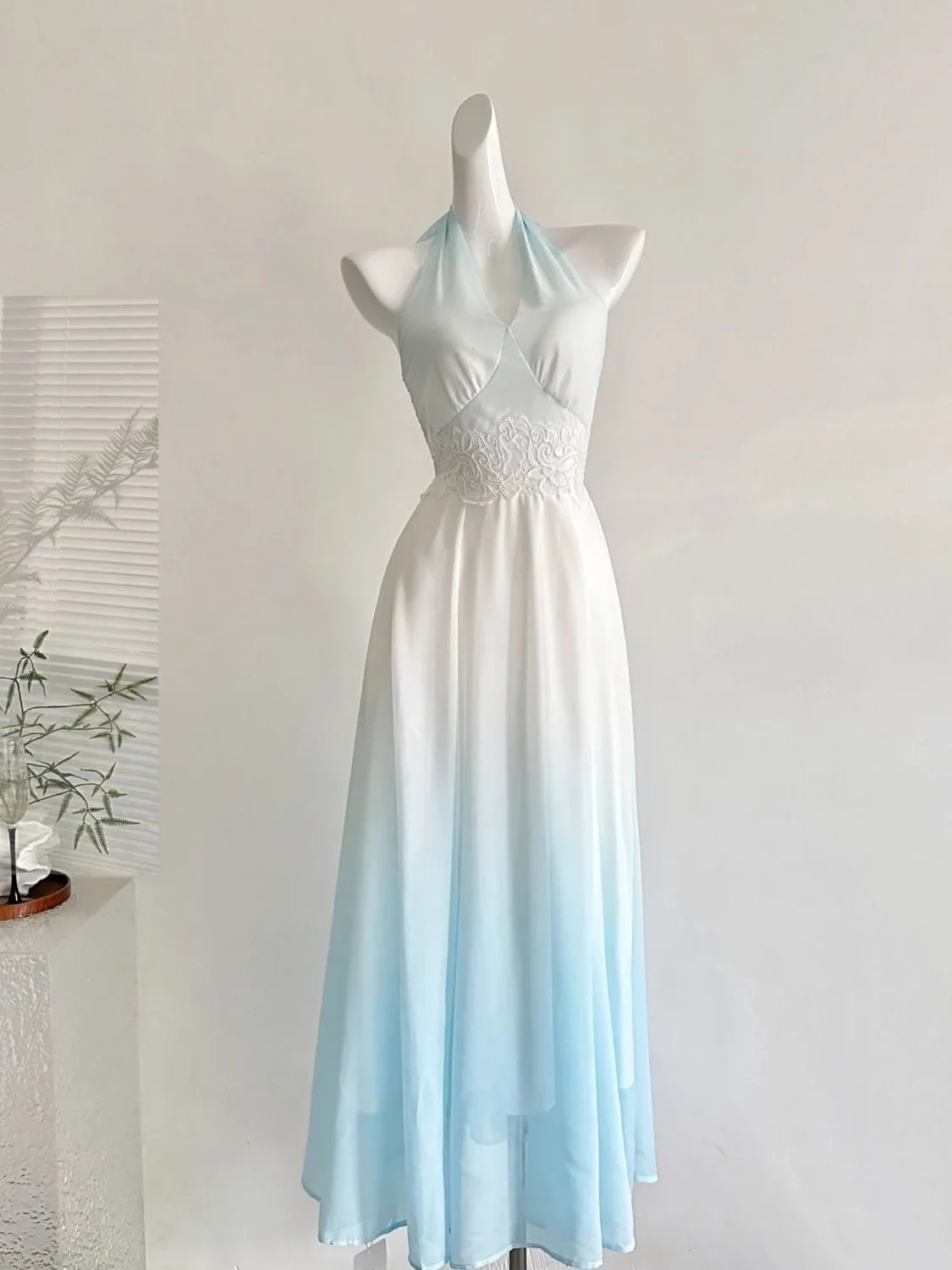 Blue Gradient Embroidered Halter Neck Dress Women's Fashionable French Style A-Line Skirt Polyester Fiber No Sleeve Summer New
Blue Gradient Embroidered Halter Neck Dress Women's Fashionable French Style A-Line Skirt Polyester Fiber No Sleeve Summer New