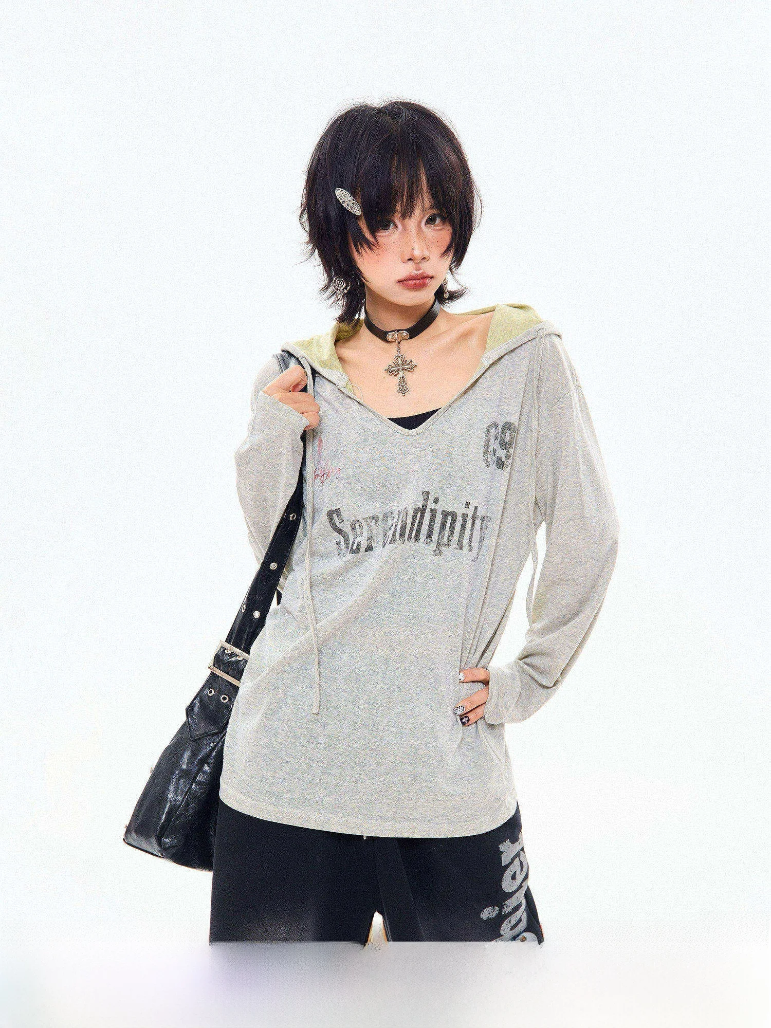 Женская футболка MIKYO в американском ретро-стиле с буквенным принтом, с капюшоном, длинными рукавами, летняя, модная, тонкая, с защитой от солнца, хлопковая, для ношения поверх одежды.
Женская футболка MIKYO в американском ретро-стиле с буквенным принтом, с капюшоном, длинными рукавами, летняя, модная, тонкая, с защитой от солнца, хлопковая, для ношения поверх одежды.