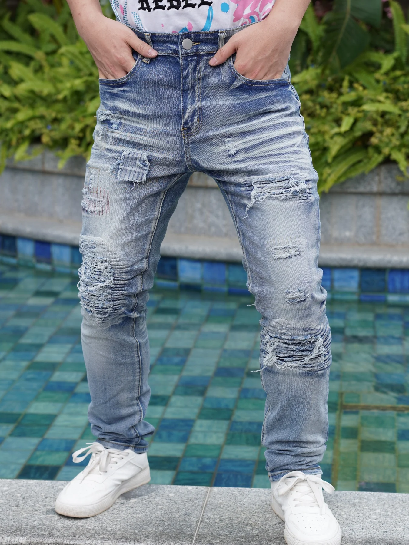 Trendy Men's Jeans With Hole Designs Comfortable And Breathable To Wear Free Shipping Suitable For Outdoor And Casual Wear
Trendy Men's Jeans With Hole Designs Comfortable And Breathable To Wear Free Shipping Suitable For Outdoor And Casual Wear
