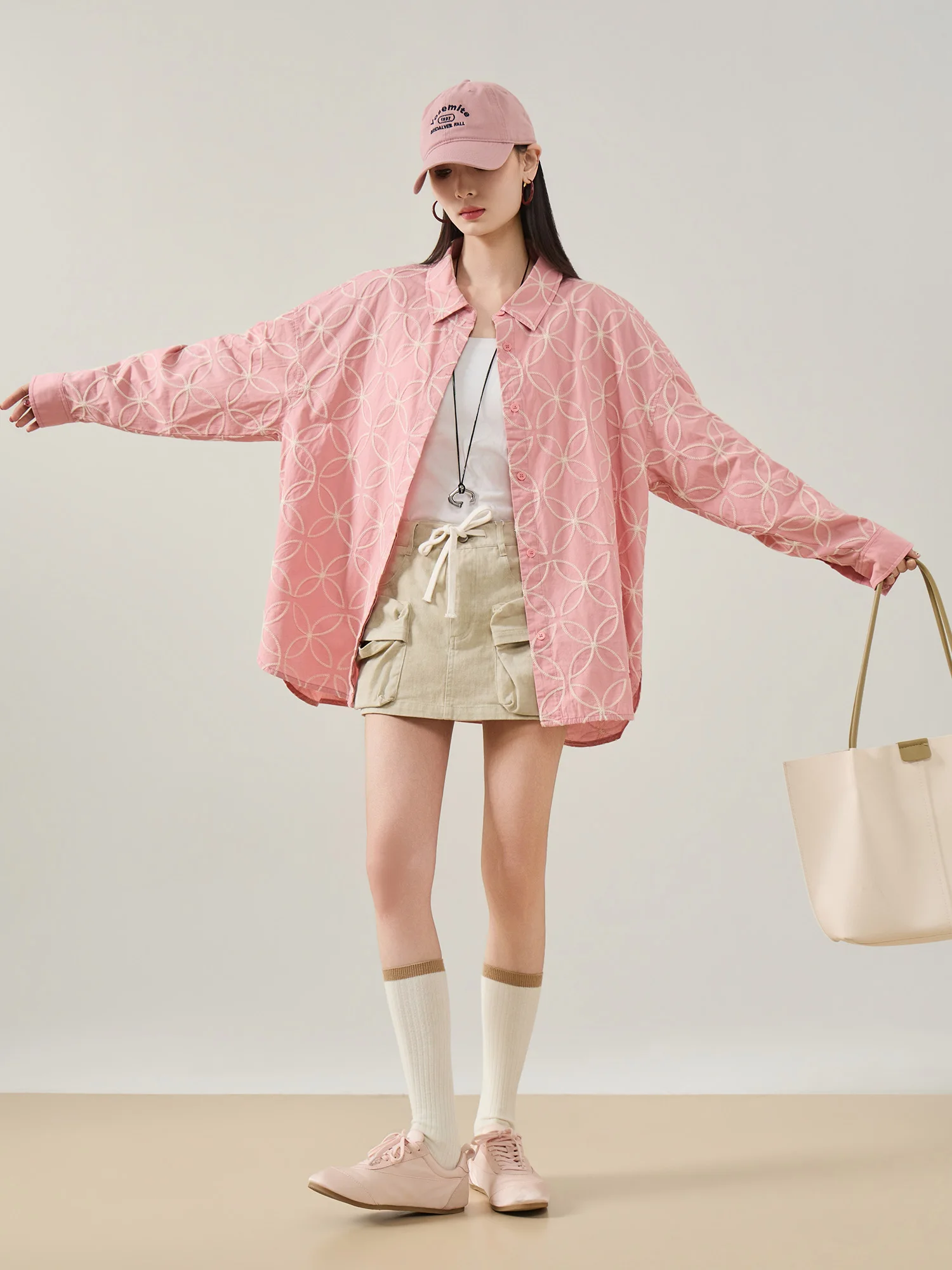 Розовая женская куртка средней длины с объемной вышивкой и закругленным подолом, свободного кроя, универсальная, модная, повседневная, из полиэфирного волокна
Розовая женская куртка средней длины с объемной вышивкой и закругленным подолом, свободного кроя, универсальная, модная, повседневная, из полиэфирного волокна