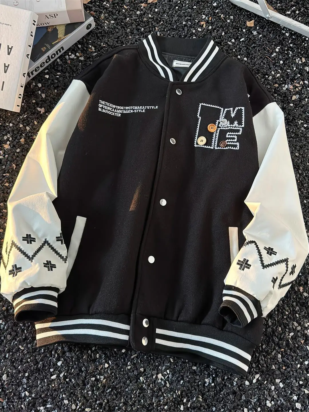 Мужская свободная куртка-бомбер из шерсти в стиле ретро с этническим американским узором, вышивкой и пуговицами, для весны и осени
Мужская свободная куртка-бомбер из шерсти в стиле ретро с этническим американским узором, вышивкой и пуговицами, для весны и осени