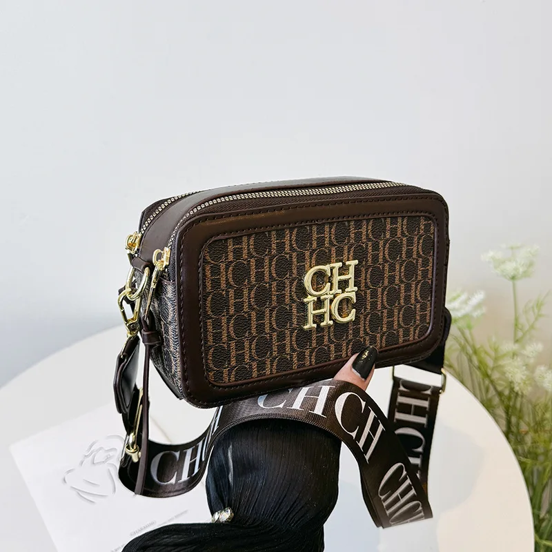 Hot-selling Popular New Camera Bag Fashionable Letter Printing Small Square Bag Designer Luxury Shoulder Versatile Messenger Bag
Hot-selling Popular New Camera Bag Fashionable Letter Printing Small Square Bag Designer Luxury Shoulder Versatile Messenger Bag