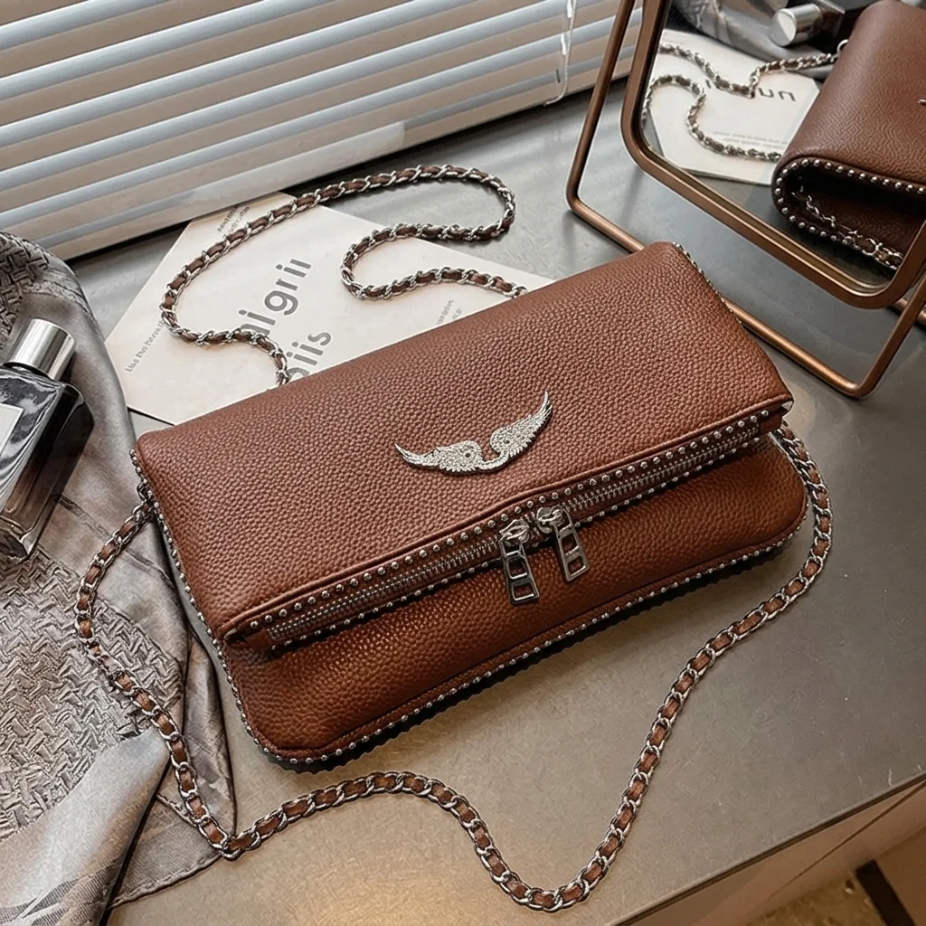 Solid Color PU Crossbody Bag, Wing Logo Magnetic Adjustable Chain Strap, Lightweight Luxury Handbag for Travel
Solid Color PU Crossbody Bag, Wing Logo Magnetic Adjustable Chain Strap, Lightweight Luxury Handbag for Travel