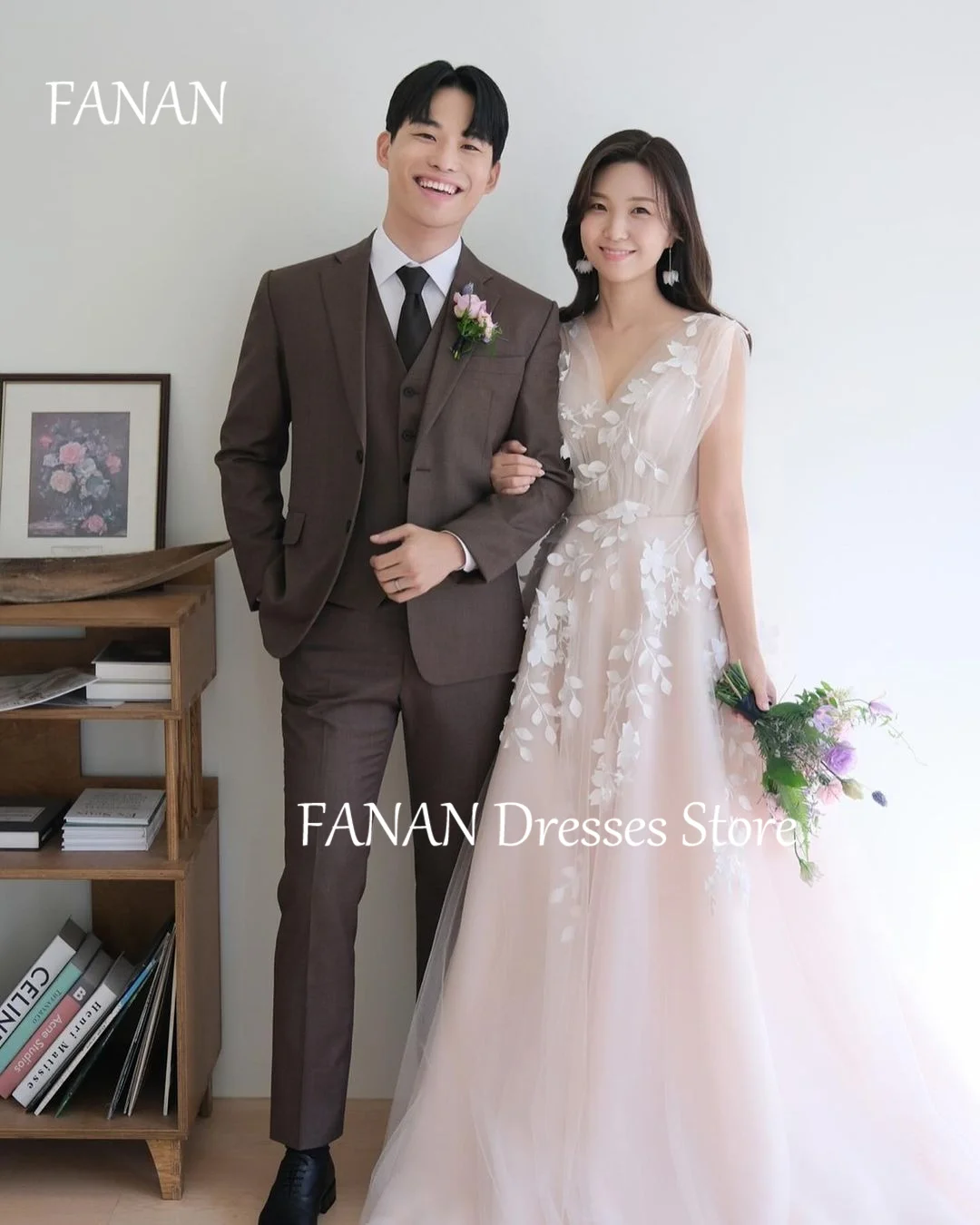 FANAN Korea Elegant Ivory V-Neck Appliques Wedding Dresses 웨딩드레스 Tulle Sleeveless A-Line Custom Made Bride Gowns Plus Size
FANAN Korea Elegant Ivory V-Neck Appliques Wedding Dresses 웨딩드레스 Tulle Sleeveless A-Line Custom Made Bride Gowns Plus Size