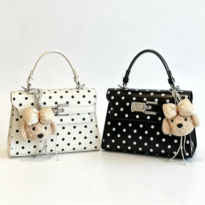 Niche Trapezoidal Handbag Korean Polka Dot Shoulder Bag Magnetic Crossbody Bag New Stylish Versatile Commuter Small Square Bag
Niche Trapezoidal Handbag Korean Polka Dot Shoulder Bag Magnetic Crossbody Bag New Stylish Versatile Commuter Small Square Bag