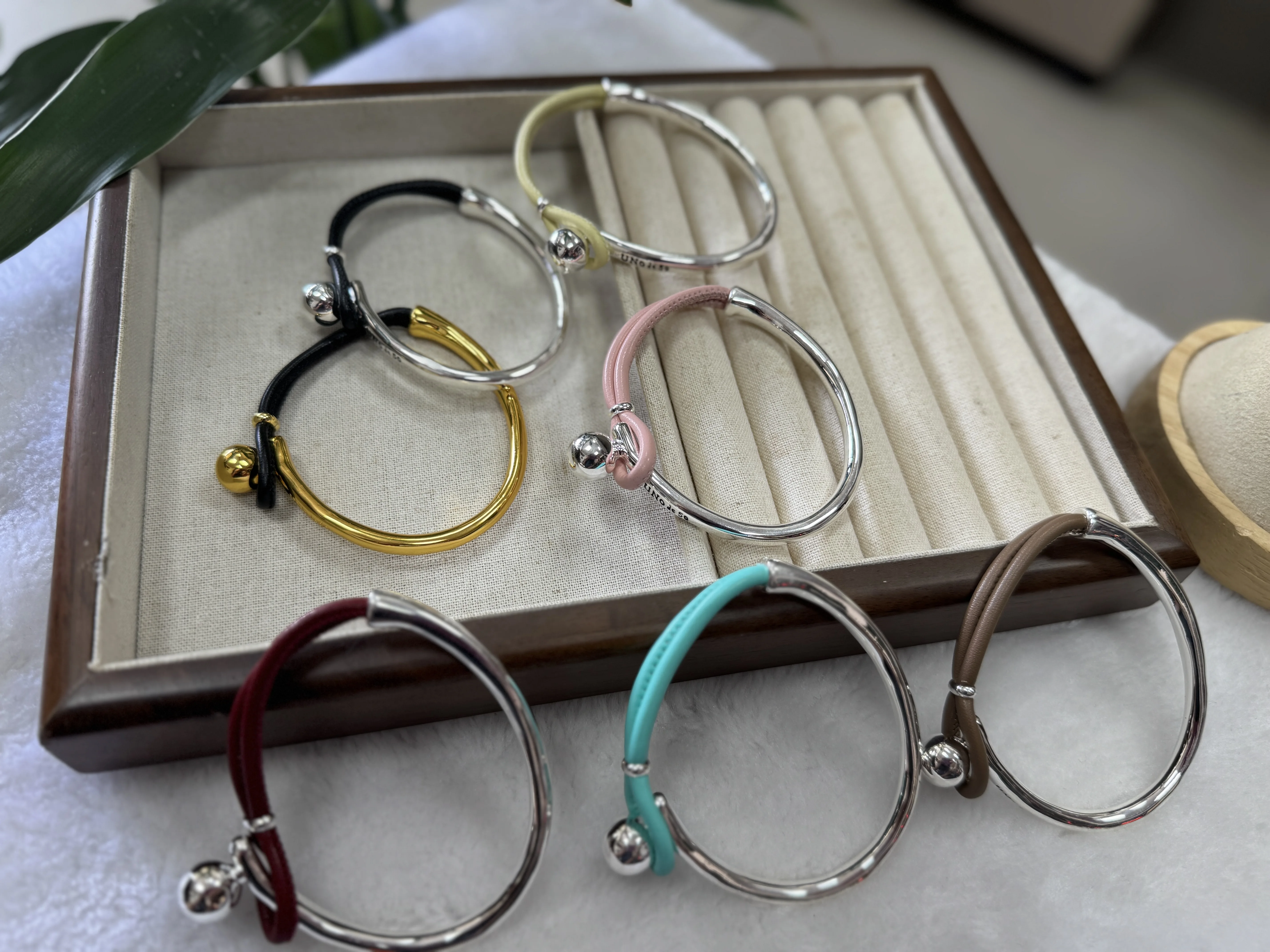 UNOde50 Fashionable Silver & 18K Gold Bracelet – Modern Sophistication, Elevate Your Style, Affordable Luxury Accessory byYY UNO
UNOde50 Fashionable Silver & 18K Gold Bracelet – Modern Sophistication, Elevate Your Style, Affordable Luxury Accessory byYY UNO