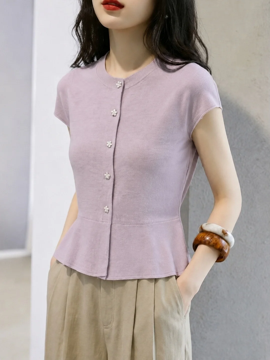 Elegant Single-Button Knitted Short-Sleeve T-Shirt Women's Summer Slim Fit Versatile Minimalist Style Fashionable Casual Top
Elegant Single-Button Knitted Short-Sleeve T-Shirt Women's Summer Slim Fit Versatile Minimalist Style Fashionable Casual Top