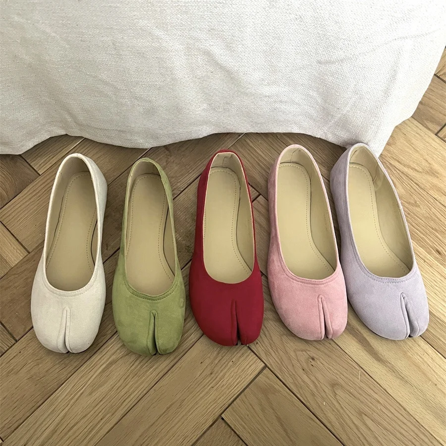 Туфли-слипоны с раздельным носком в корейском стиле, на плоской подошве, с неглубоким вырезом, простые, повседневные
Туфли-слипоны с раздельным носком в корейском стиле, на плоской подошве, с неглубоким вырезом, простые, повседневные