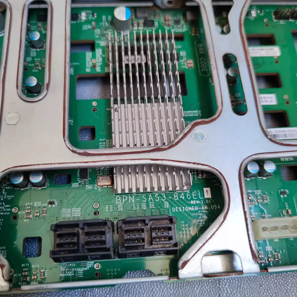 24-дисковая объединительная плата для жесткого диска 3,5 BPN-SAS3-846EL1
24-дисковая объединительная плата для жесткого диска 3,5 BPN-SAS3-846EL1