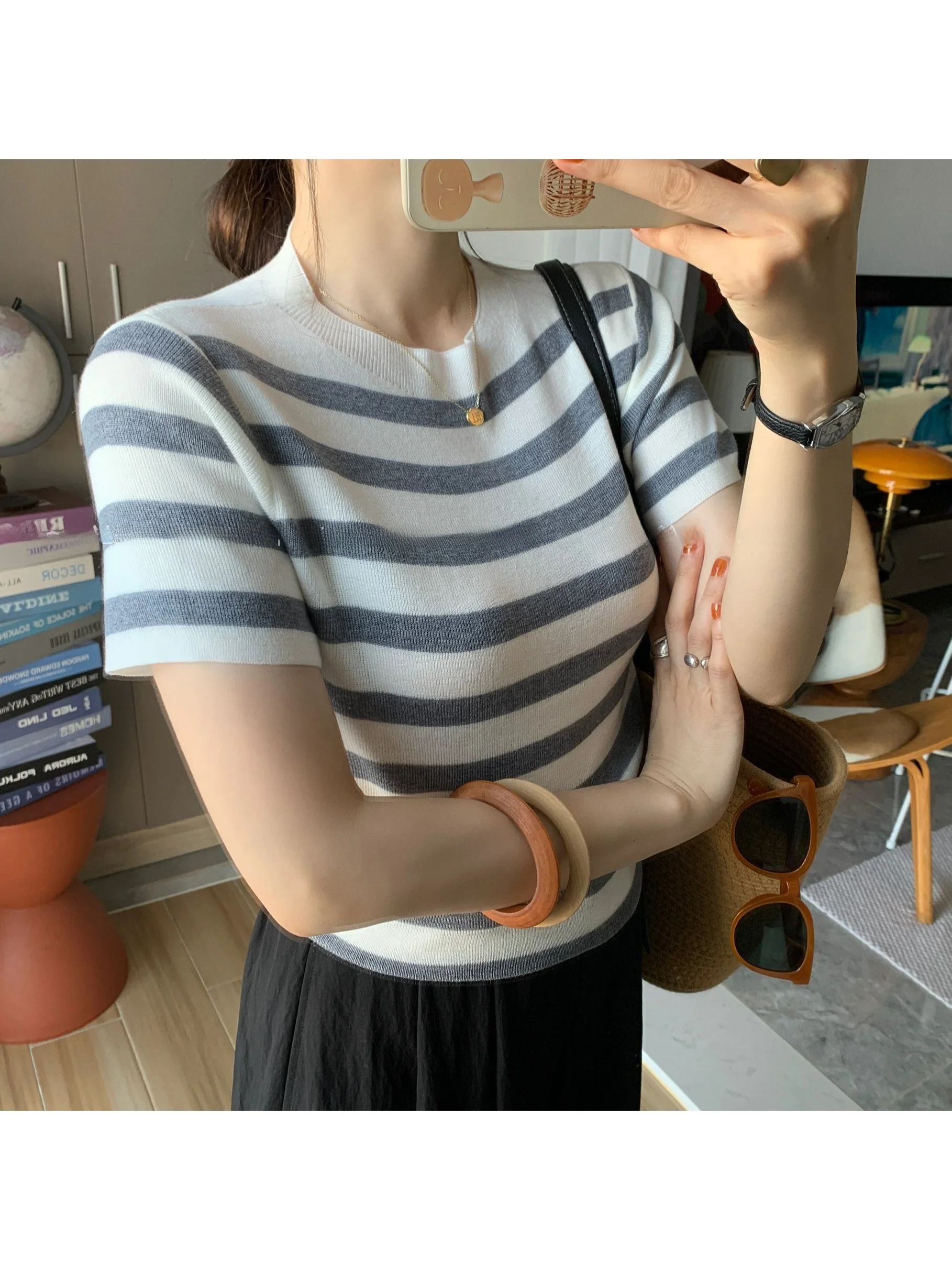 Miss White Belladonna Classic round Neck Short Sleeve Knitted Sweater Women's Slim Fit Versatile Top Korean Style Commute Wind
Miss White Belladonna Classic round Neck Short Sleeve Knitted Sweater Women's Slim Fit Versatile Top Korean Style Commute Wind