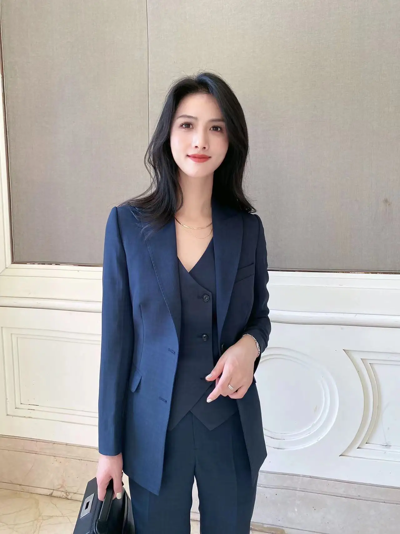 Костюм-тройка с эффектом похудения: осенняя новинка, легкий женский деловой модный пиджак/пальто
Костюм-тройка с эффектом похудения: осенняя новинка, легкий женский деловой модный пиджак/пальто