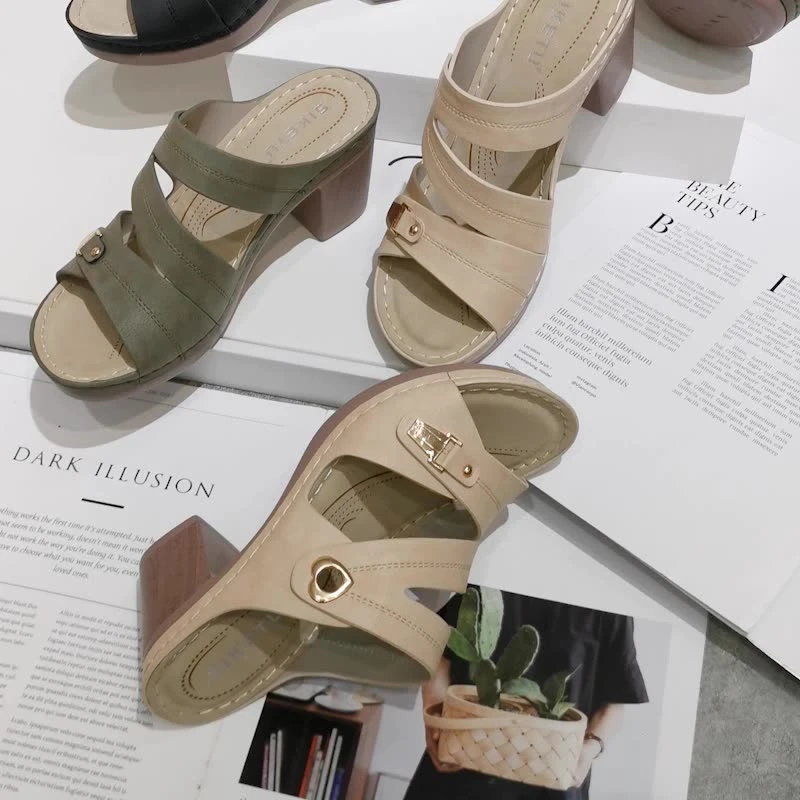 2025 New European And American Sandals Women's Metal Buckle Stitching Sandals Thick High Heel Large Size Comfortable Slippers
2025 New European And American Sandals Women's Metal Buckle Stitching Sandals Thick High Heel Large Size Comfortable Slippers