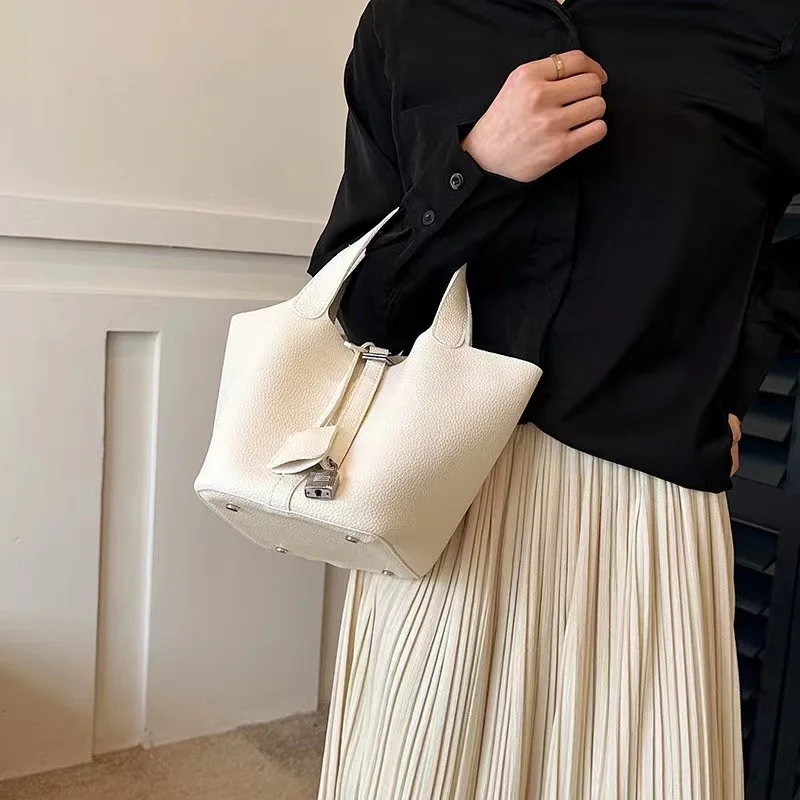 Tote Bags for Women Solid Color PU Leather Fashion Large Capacity Fashion All Match Elegant Temperament Purses and Handbags
Tote Bags for Women Solid Color PU Leather Fashion Large Capacity Fashion All Match Elegant Temperament Purses and Handbags