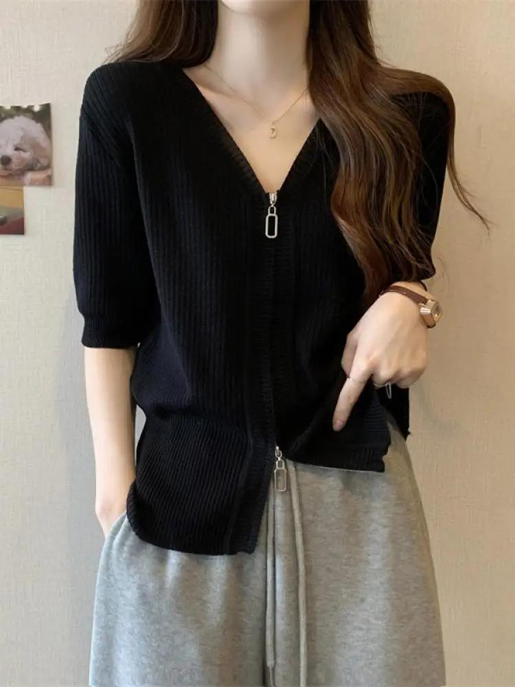 High-End European Design Double Zipper Knitted Ice Silk Short Sleeve Open Cardigan T-Shirt Fashionable Minimalist Commute Style
High-End European Design Double Zipper Knitted Ice Silk Short Sleeve Open Cardigan T-Shirt Fashionable Minimalist Commute Style