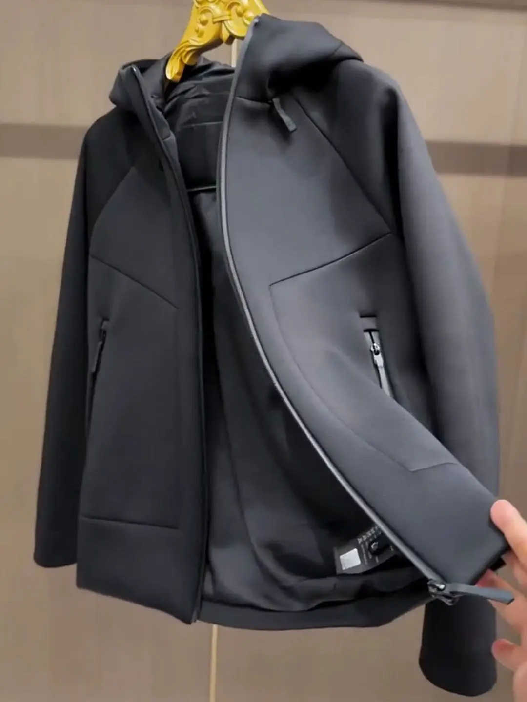 Мужская модная спортивная повседневная куртка с капюшоном, приталенная, из полиэстера, с длинными рукавами, на молнии, для активного отдыха, весна-осень
Мужская модная спортивная повседневная куртка с капюшоном, приталенная, из полиэстера, с длинными рукавами, на молнии, для активного отдыха, весна-осень