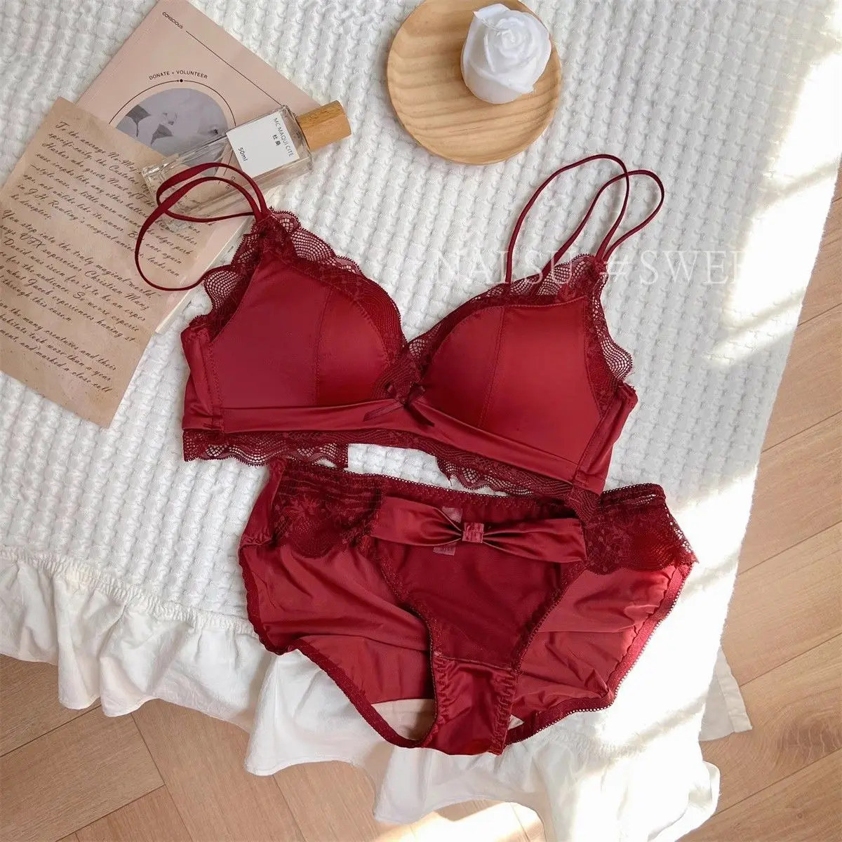 Red bra animal year New Year's bra seamless satin underwear shows great pure desire to gather a rimless bow bra set
Red bra animal year New Year's bra seamless satin underwear shows great pure desire to gather a rimless bow bra set