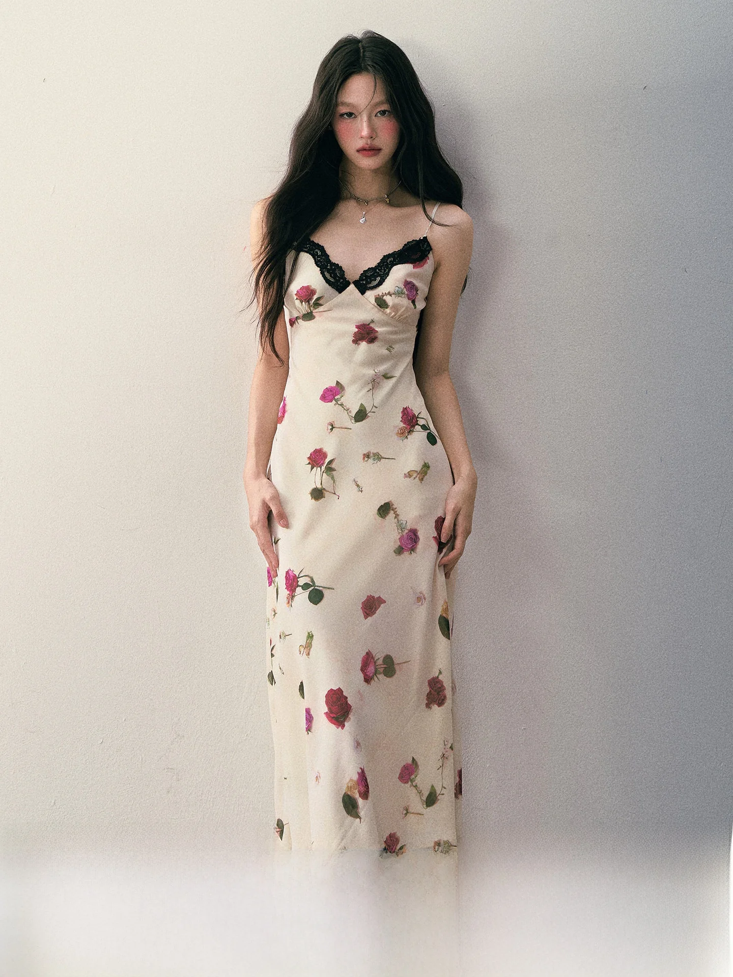 Красное платье с принтом роз и кружевом, V-образным вырезом, длинное, женское, осенне-зимнее, приталенное, с завышенной талией, без бретелек, сексуальное, из полиэфирного волокна
Красное платье с принтом роз и кружевом, V-образным вырезом, длинное, женское, осенне-зимнее, приталенное, с завышенной талией, без бретелек, сексуальное, из полиэфирного волокна