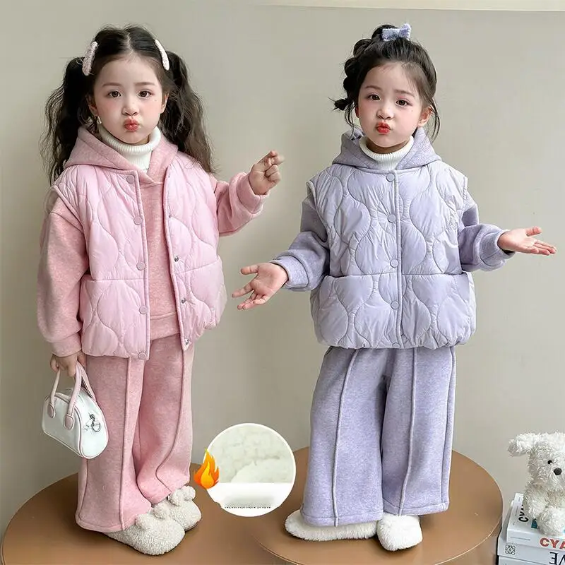 Жилет для девочек, штаны с капюшоном, комплект из трех предметов, зима-осень, утепленные топы, прямые брюки, детская модная новая повседневная одежда Kawaii
Жилет для девочек, штаны с капюшоном, комплект из трех предметов, зима-осень, утепленные топы, прямые брюки, детская модная новая повседневная одежда Kawaii