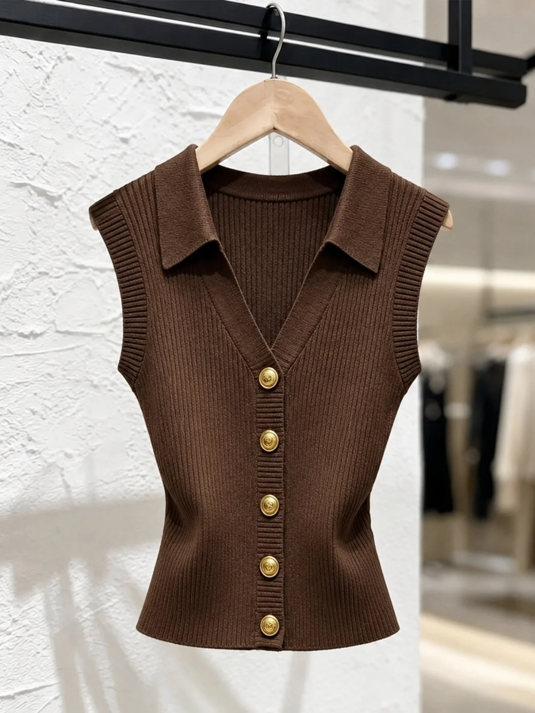 Silk Knitted Top Single Button Comfortable Soft Ice Silk Sleeveless Women's Fashionable Color Summer Design Sense Vest
Silk Knitted Top Single Button Comfortable Soft Ice Silk Sleeveless Women's Fashionable Color Summer Design Sense Vest