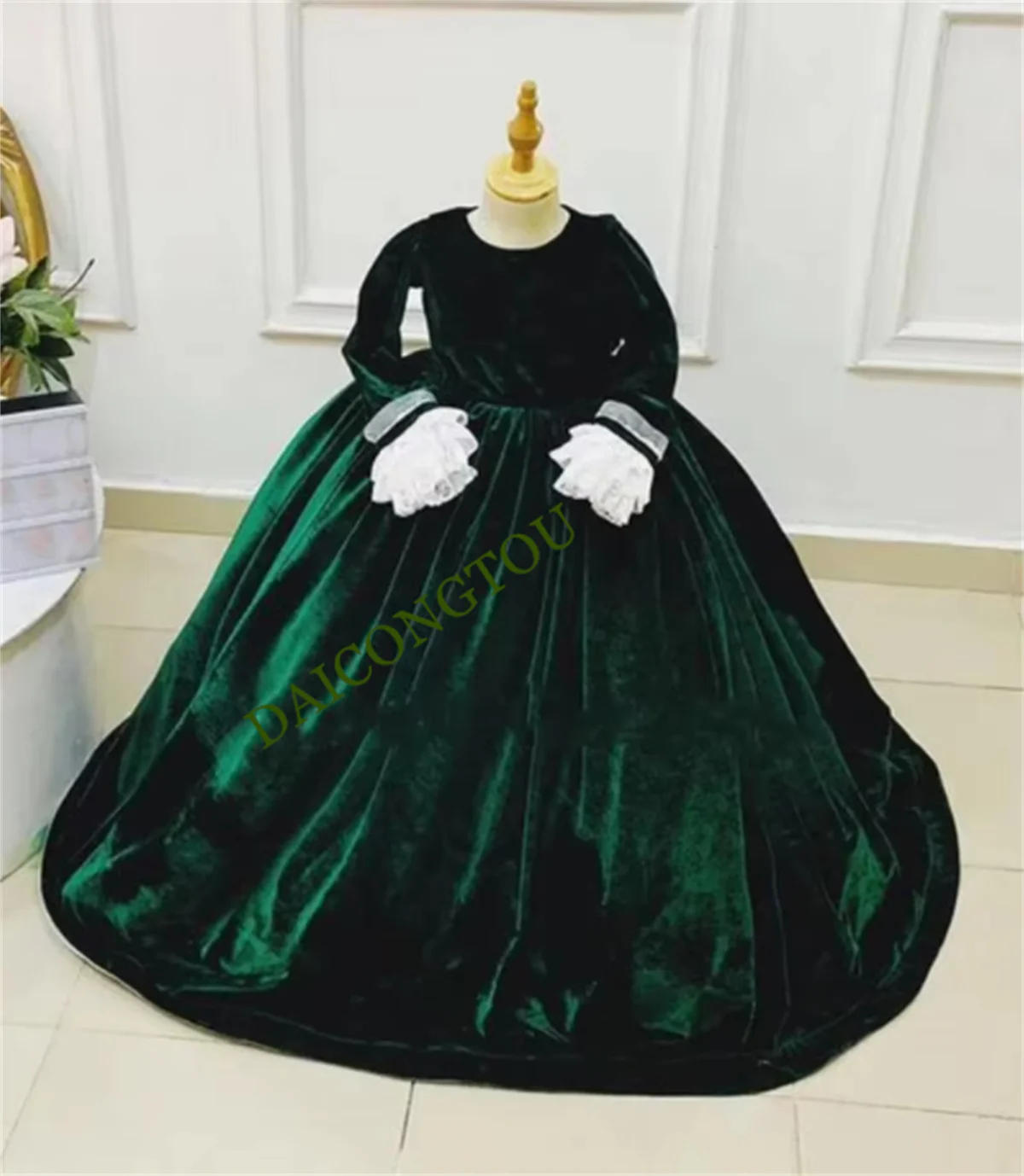 CustomizedCustom Color Velvet Flower Girl Dress | Emerald Green Ball Gown | Long Sleeve O-Neck Princess Pageant Dress | Wedding
CustomizedCustom Color Velvet Flower Girl Dress | Emerald Green Ball Gown | Long Sleeve O-Neck Princess Pageant Dress | Wedding