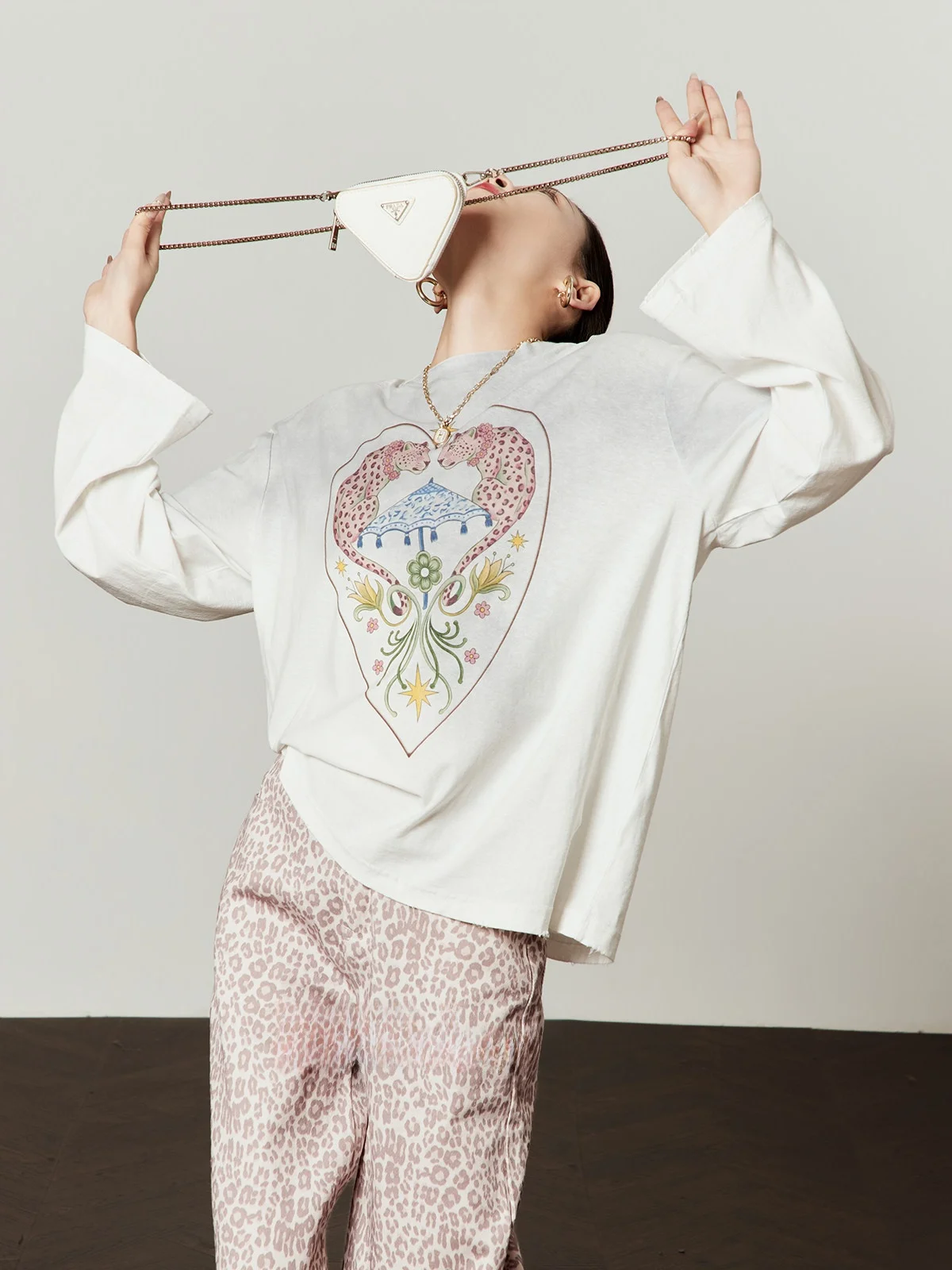 White Floral Vine Leopard Print Casual Style T-Shirt Women's Loose Fit Spring New Arrival Breathable Comfortable Long Sleeve
White Floral Vine Leopard Print Casual Style T-Shirt Women's Loose Fit Spring New Arrival Breathable Comfortable Long Sleeve