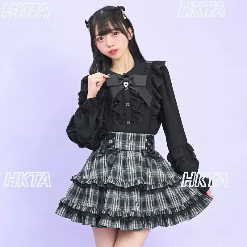 Японские серийные блузки в стиле Лолита с кружевом, оборками, стразами и бантом, с длинными рукавами, отложным воротником, темно-готические черные топы для женщин
Японские серийные блузки в стиле Лолита с кружевом, оборками, стразами и бантом, с длинными рукавами, отложным воротником, темно-готические черные топы для женщин