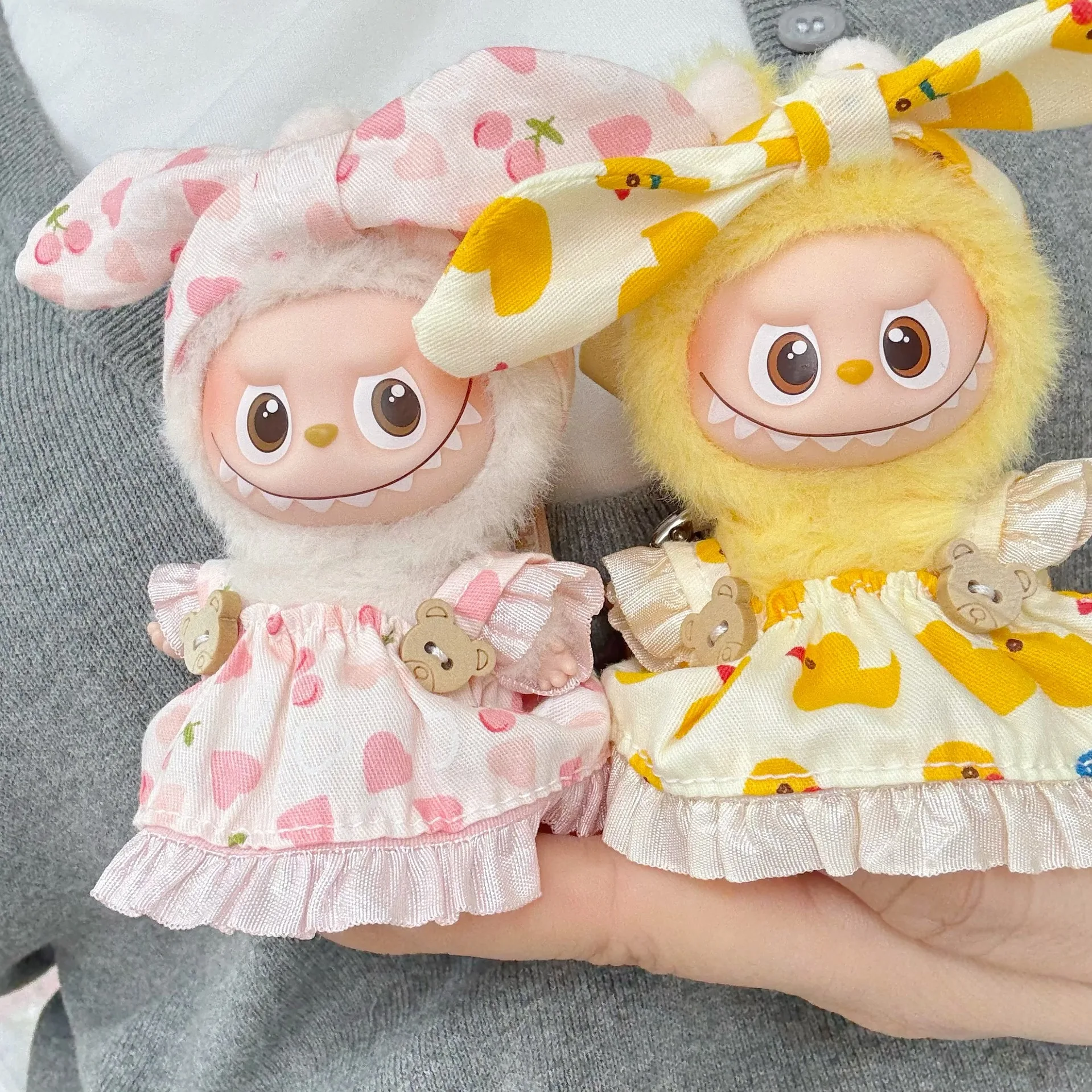 Pink Skirt With Hair Accessory For Labubu4.0 The Monsters Pin For Love Series Doll Clothes Accessories Trendy Outfit
Pink Skirt With Hair Accessory For Labubu4.0 The Monsters Pin For Love Series Doll Clothes Accessories Trendy Outfit