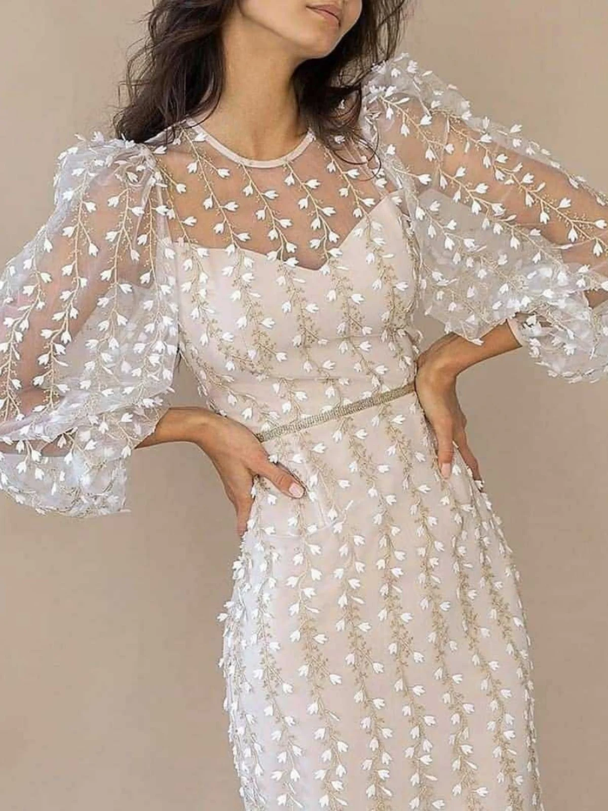 Элегантное женское платье миди из прозрачного тюля с вышивкой, высококачественное, экспортное, с длинными рукавами, круглым вырезом, нежное, изящное.
Элегантное женское платье миди из прозрачного тюля с вышивкой, высококачественное, экспортное, с длинными рукавами, круглым вырезом, нежное, изящное.