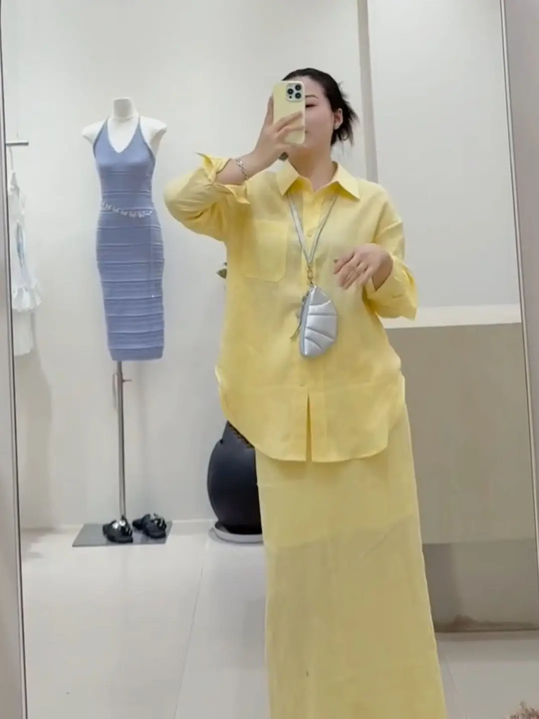Fashionable Casual Comfortable Women's Shirt Skirt Set 2026 Summer New Style High Waist Loose Fit Button up Commute Wear
Fashionable Casual Comfortable Women's Shirt Skirt Set 2026 Summer New Style High Waist Loose Fit Button up Commute Wear