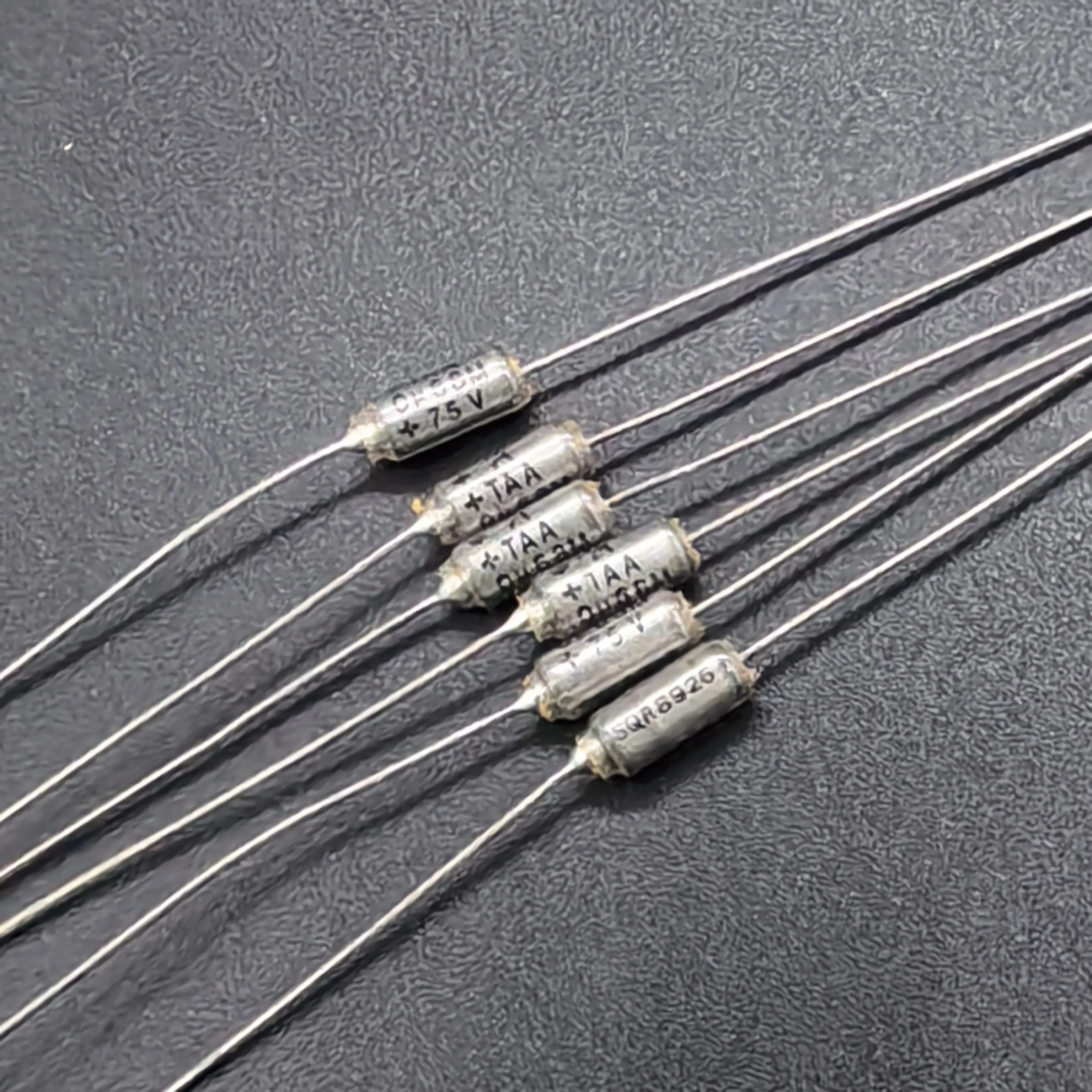 10 шт./США TAAA684M075 0.68UF 75V 684M Высокотемпературный аудио танталовый электролитический конденсатор
10 шт./США TAAA684M075 0.68UF 75V 684M Высокотемпературный аудио танталовый электролитический конденсатор