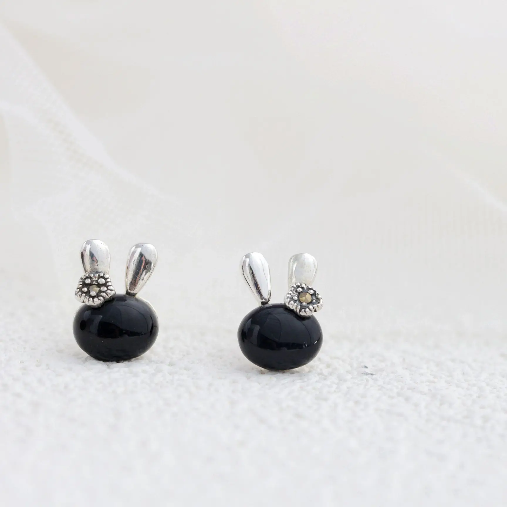 Elegant Simple Style Cute Rabbit 925 Sterling Silver Earrings Inlaid Natural Black Agate Earring Lady Minimalist Jewelry Gift
Elegant Simple Style Cute Rabbit 925 Sterling Silver Earrings Inlaid Natural Black Agate Earring Lady Minimalist Jewelry Gift