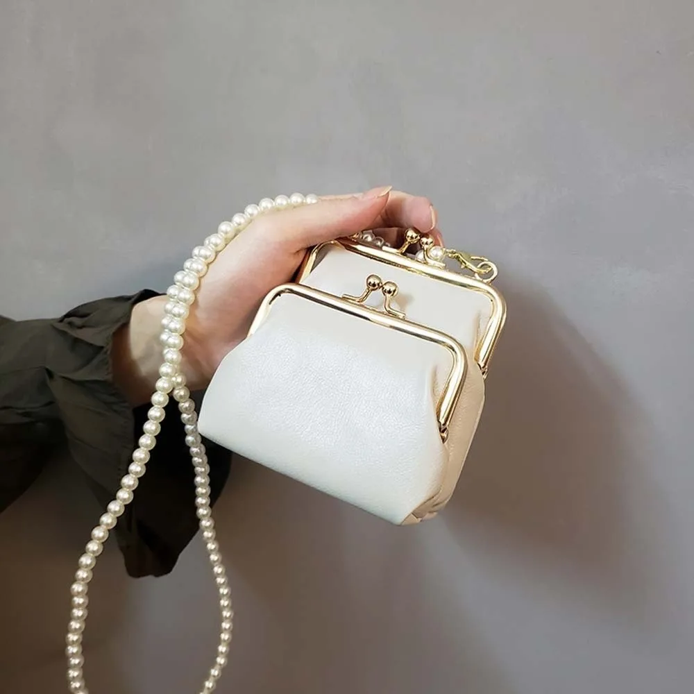 Elegant Kiss Lock Shoulder Bag Mini 2 In 1 Pearls Chain Crossbody Bag PU Leather Anti-splash Water Detachable Coin Purse Travel
Elegant Kiss Lock Shoulder Bag Mini 2 In 1 Pearls Chain Crossbody Bag PU Leather Anti-splash Water Detachable Coin Purse Travel
