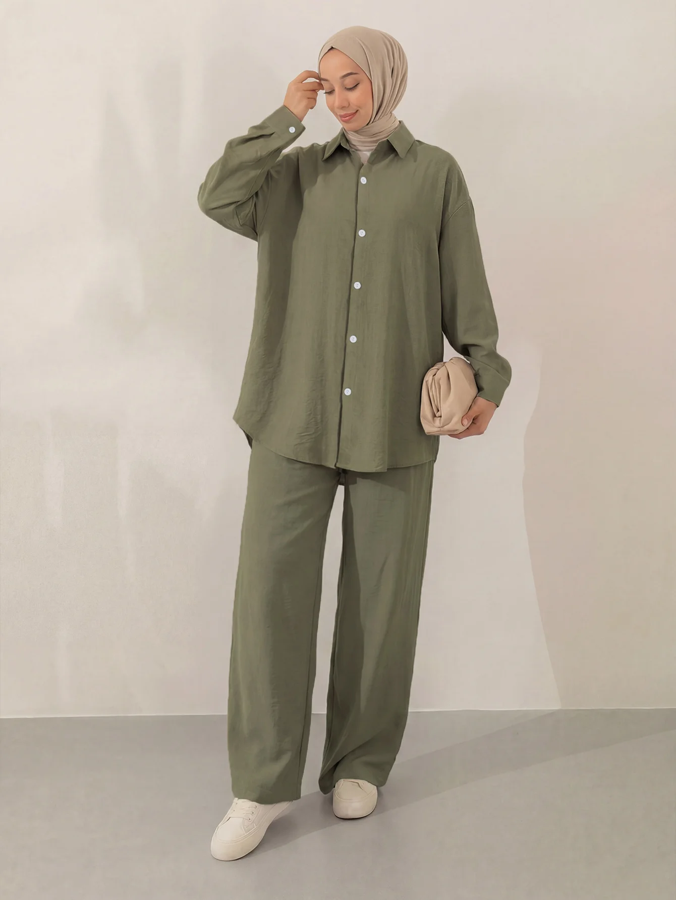 Комплект из рубашки с длинным рукавом, отложным воротником и пуговицами спереди, и брюк с широкими штанинами и карманами, весна-лето 2026, для повседневной носки, 2 предмета
Комплект из рубашки с длинным рукавом, отложным воротником и пуговицами спереди, и брюк с широкими штанинами и карманами, весна-лето 2026, для повседневной носки, 2 предмета