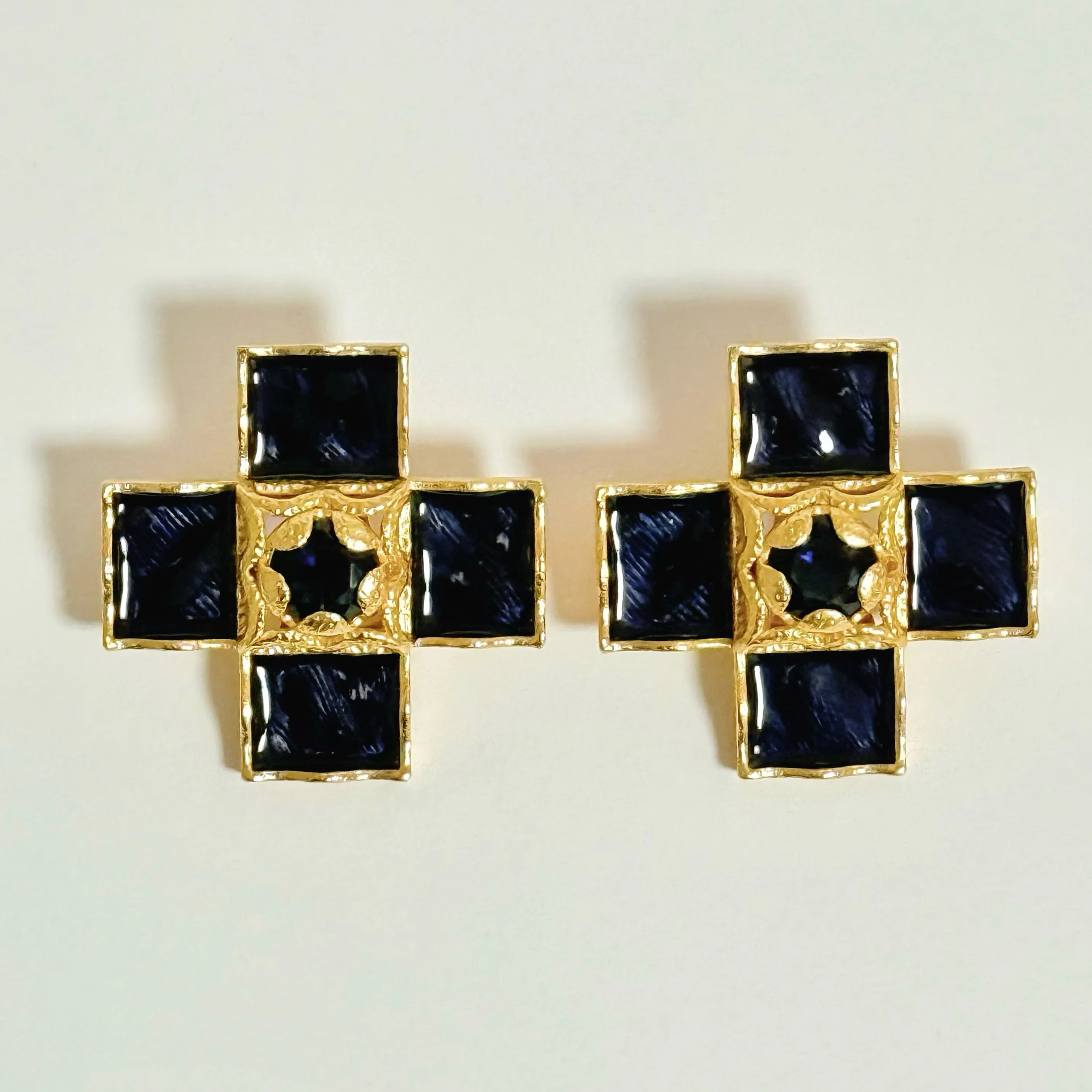 Europe Vintage Designer Geometric Retro Earrings Enamel Ear Clip Woman Top Quality Opulent Jewelry
Europe Vintage Designer Geometric Retro Earrings Enamel Ear Clip Woman Top Quality Opulent Jewelry