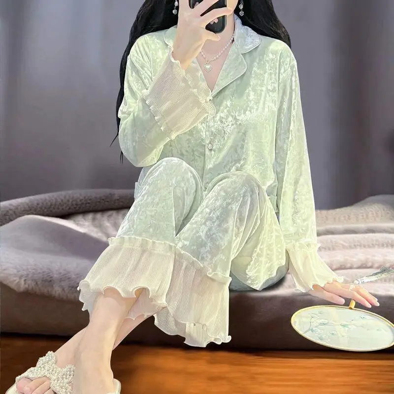 Весенне-зимний комплект пижамы из золотистого бархата для женщин: рубашка с длинным рукавом и брюки, домашняя одежда, которую можно носить на улице, роскошный высококачественный комплект.
Весенне-зимний комплект пижамы из золотистого бархата для женщин: рубашка с длинным рукавом и брюки, домашняя одежда, которую можно носить на улице, роскошный высококачественный комплект.