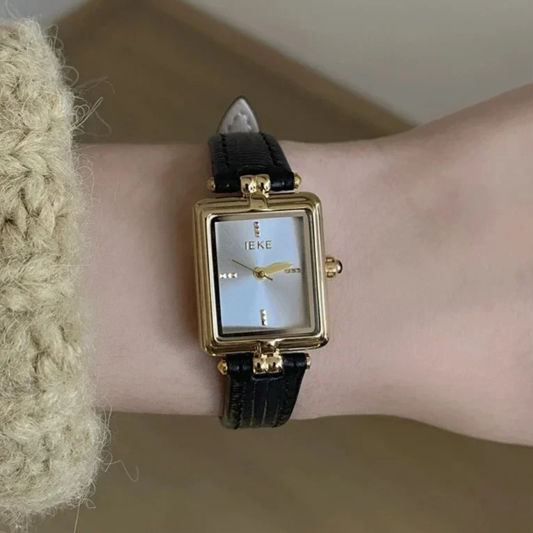 Темпераментные квадратные часы, женские часы из натуральной кожи, элитные часы, легкие роскошные корейские нишевые дизайнерские кварцевые женские часы 
Темпераментные квадратные часы, женские часы из натуральной кожи, элитные часы, легкие роскошные корейские нишевые дизайнерские кварцевые женские часы