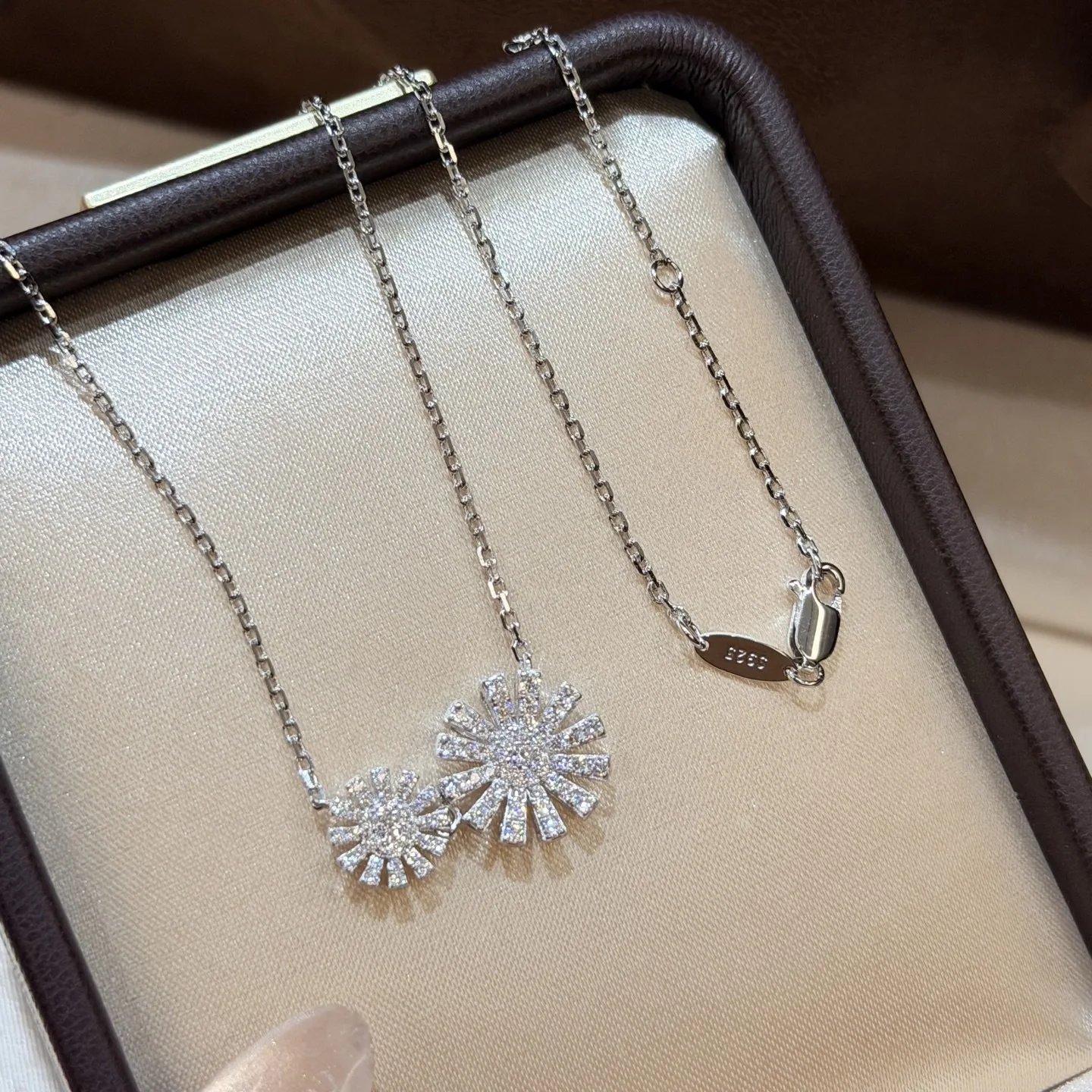 100% 925 Sterling Silver Heronsbill Necklace Pave 5A Zirconia Pendant Flower Necklaces For Women Wedding Party Fine Jewelry
100% 925 Sterling Silver Heronsbill Necklace Pave 5A Zirconia Pendant Flower Necklaces For Women Wedding Party Fine Jewelry