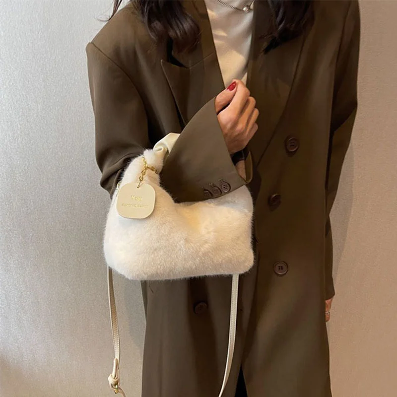 Fashion New Women's Bag Korean Edition Simple Plush Handbag Travel Shopping Bag Large Capacity Casual Shoulder Bag
Fashion New Women's Bag Korean Edition Simple Plush Handbag Travel Shopping Bag Large Capacity Casual Shoulder Bag