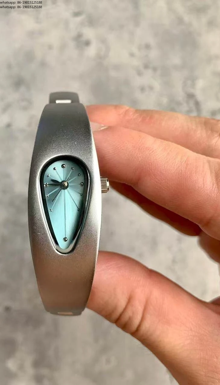 Water drop-shaped niche retro fashion personality medieval male and female couples versatile high-end bracelet watch
Water drop-shaped niche retro fashion personality medieval male and female couples versatile high-end bracelet watch