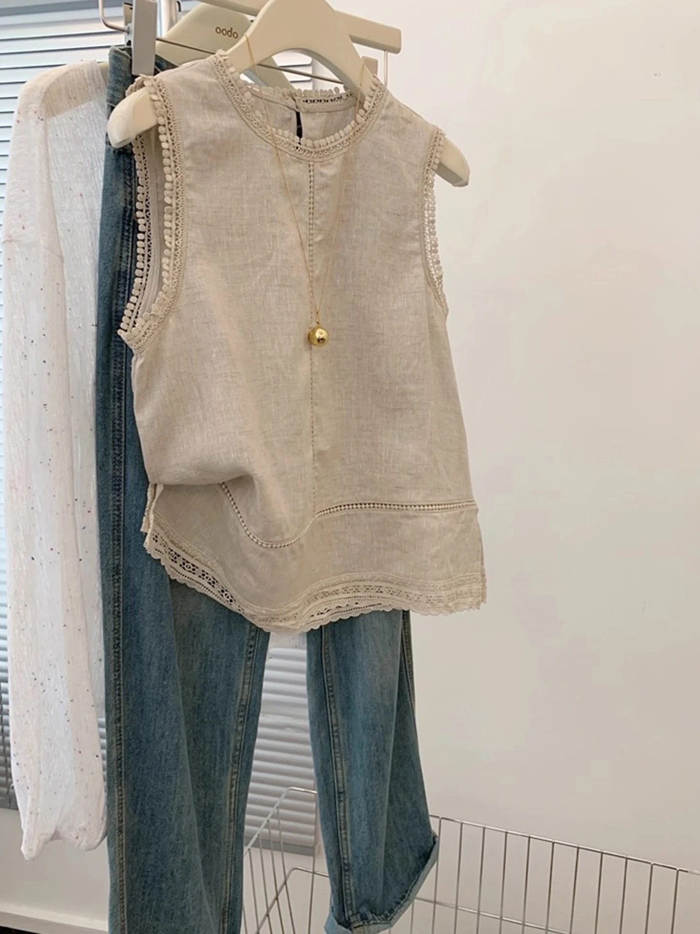 Женская модная универсальная шелковая майка-топ с вырезами в корейском стиле, прямого кроя, для повседневной носки
Женская модная универсальная шелковая майка-топ с вырезами в корейском стиле, прямого кроя, для повседневной носки