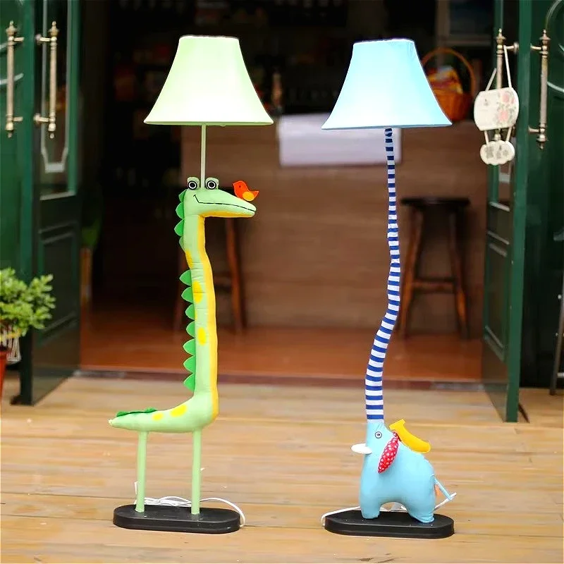 Современный креативный детский торшер для гостиной, спальни, детского сада, ткань ручной работы, крокодиловый слон, мультяшный торшер
Современный креативный детский торшер для гостиной, спальни, детского сада, ткань ручной работы, крокодиловый слон, мультяшный торшер