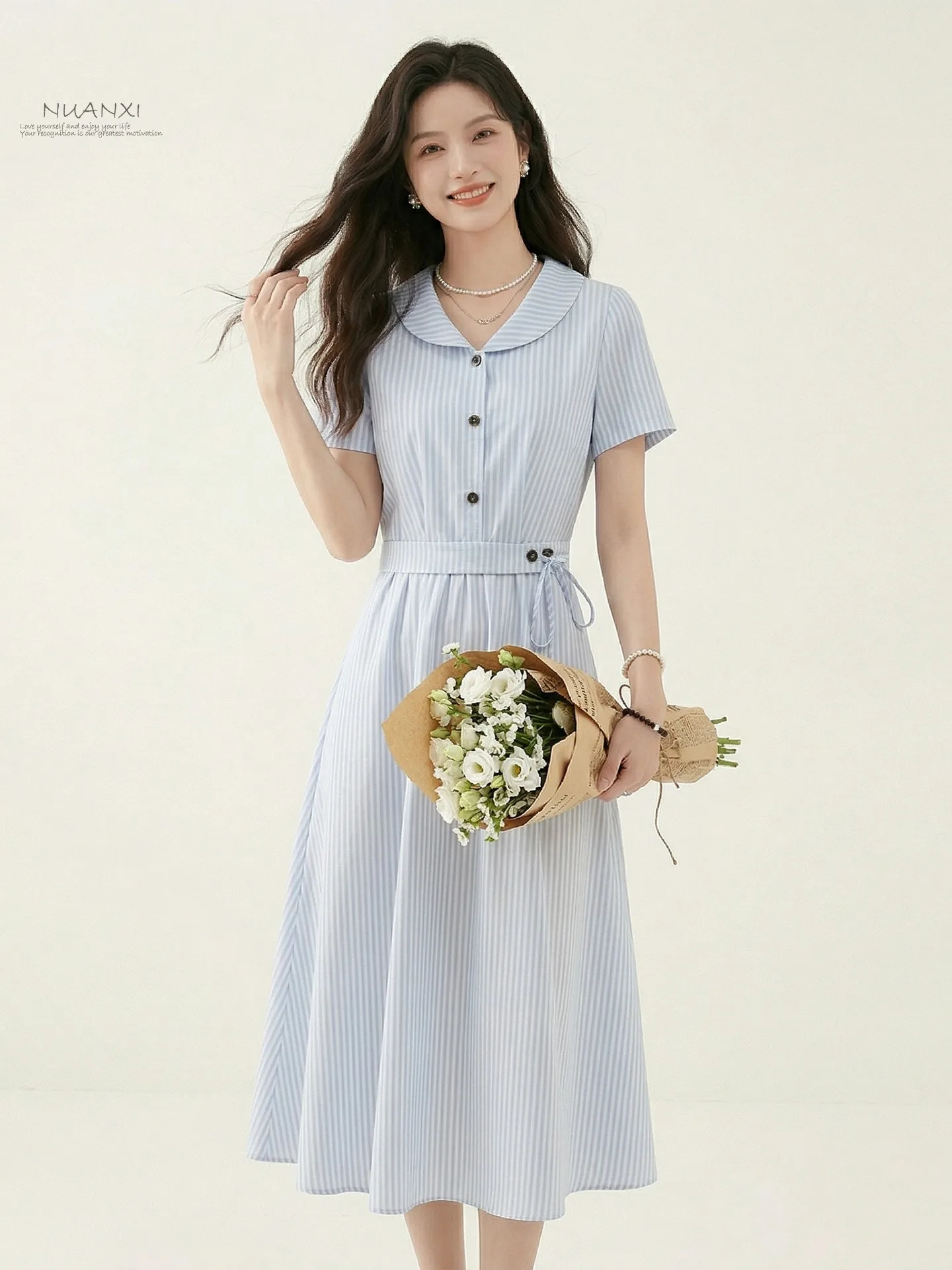 Nuanxi 2026 Spring Gentle Wind Striped Dress Short Sleeve Turn-down Collar Waist-cinched Midi Dress Elegance City Commute Casual
Nuanxi 2026 Spring Gentle Wind Striped Dress Short Sleeve Turn-down Collar Waist-cinched Midi Dress Elegance City Commute Casual