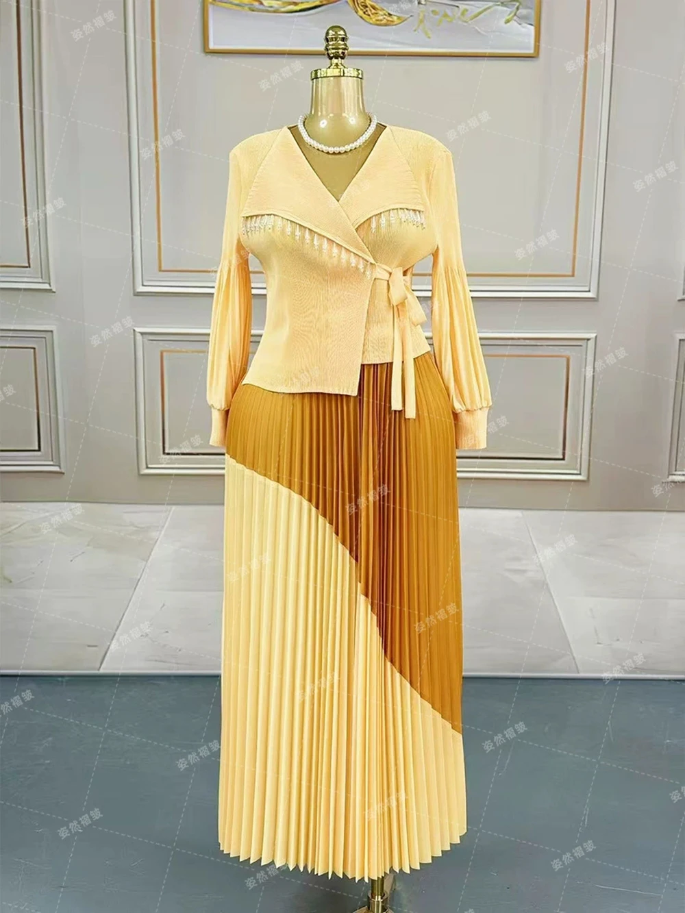 Plus size women's light mature style fake two-piece pleated dress color matching pleated skirt temperament long skirt-GZXX987
Plus size women's light mature style fake two-piece pleated dress color matching pleated skirt temperament long skirt-GZXX987