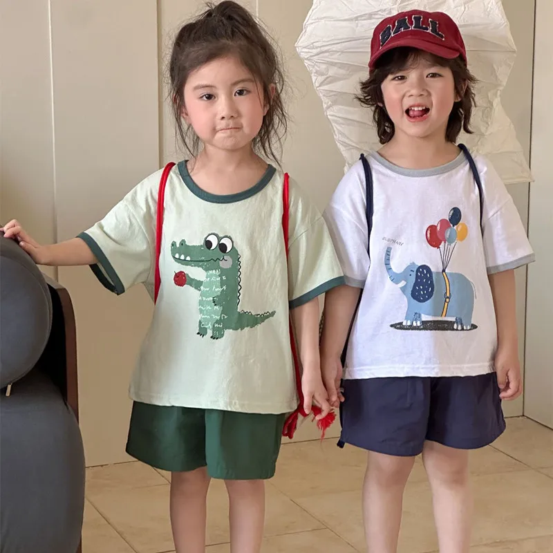 2025 New Summer Children's Clothes Boys' Cartoon Printed T-shirt Shorts 2pcs Set Girls' Short Sleeve Suit Siblings Outfit
2025 New Summer Children's Clothes Boys' Cartoon Printed T-shirt Shorts 2pcs Set Girls' Short Sleeve Suit Siblings Outfit